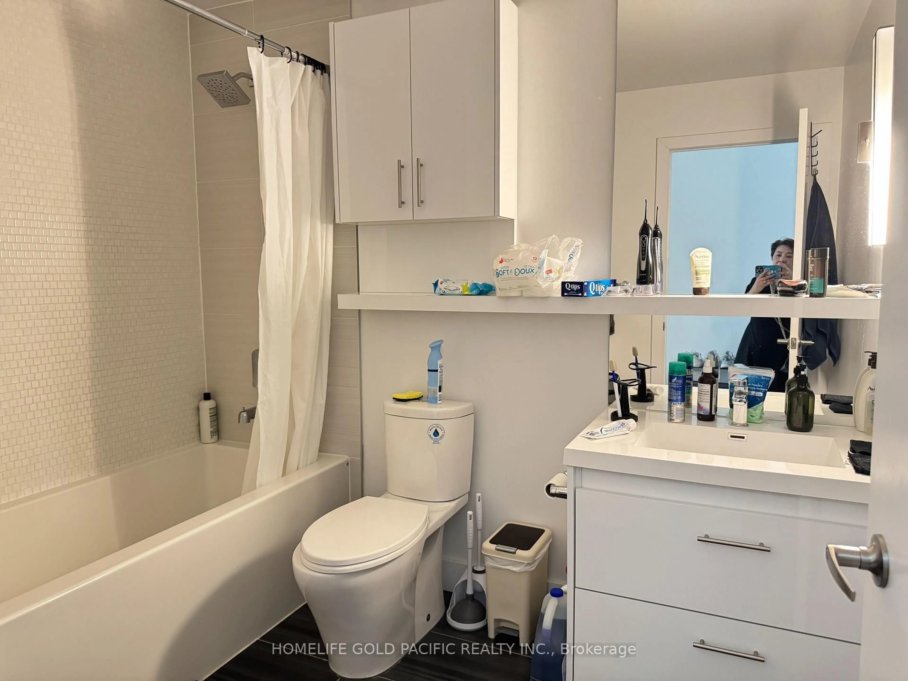 Standard bathroom, ceramic/tile floor for 128 Fairview Mall Dr #407, Toronto Ontario M2J 0E8