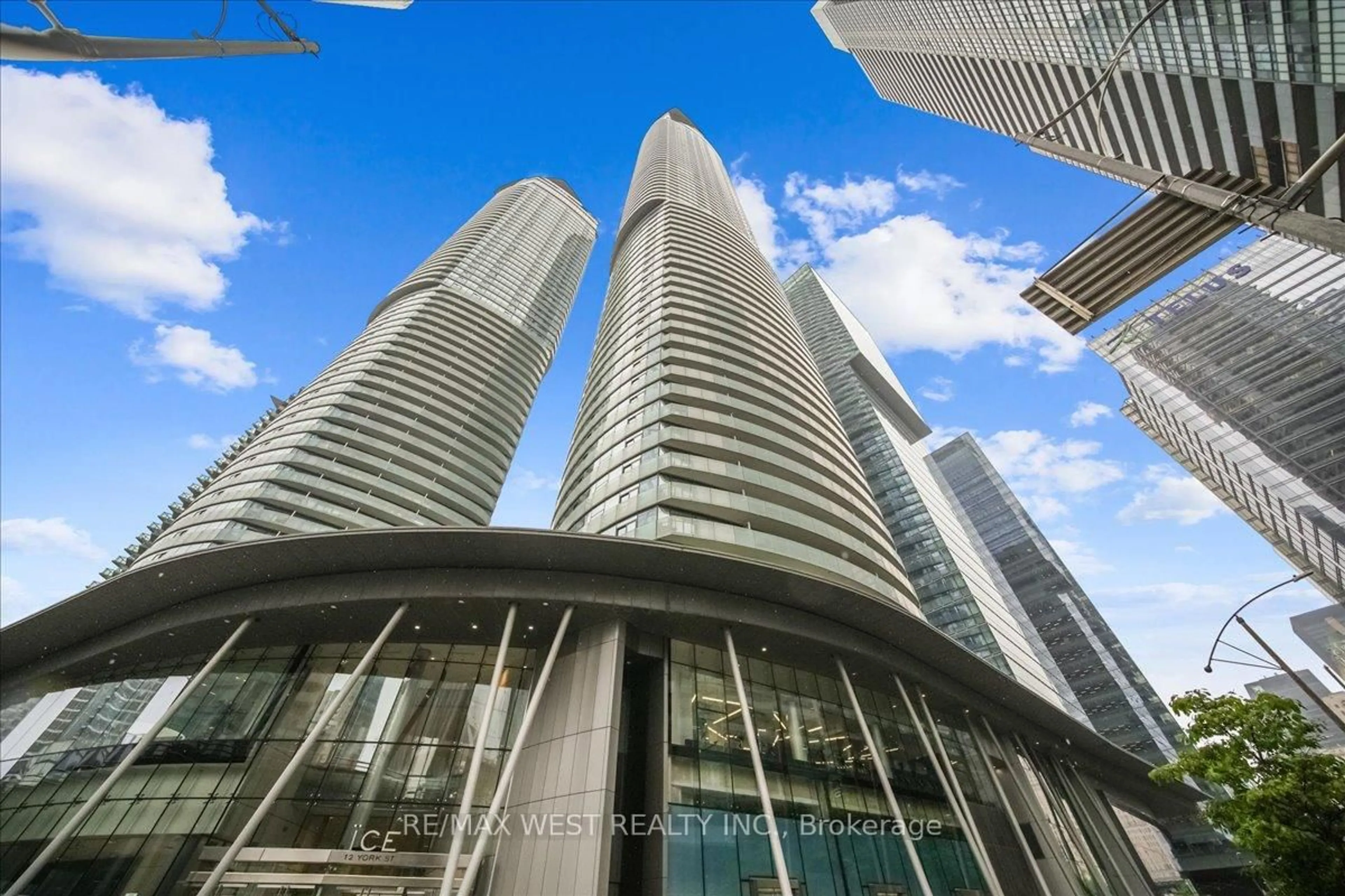 Indoor foyer for 14 York St #512, Toronto Ontario M5J 0B1