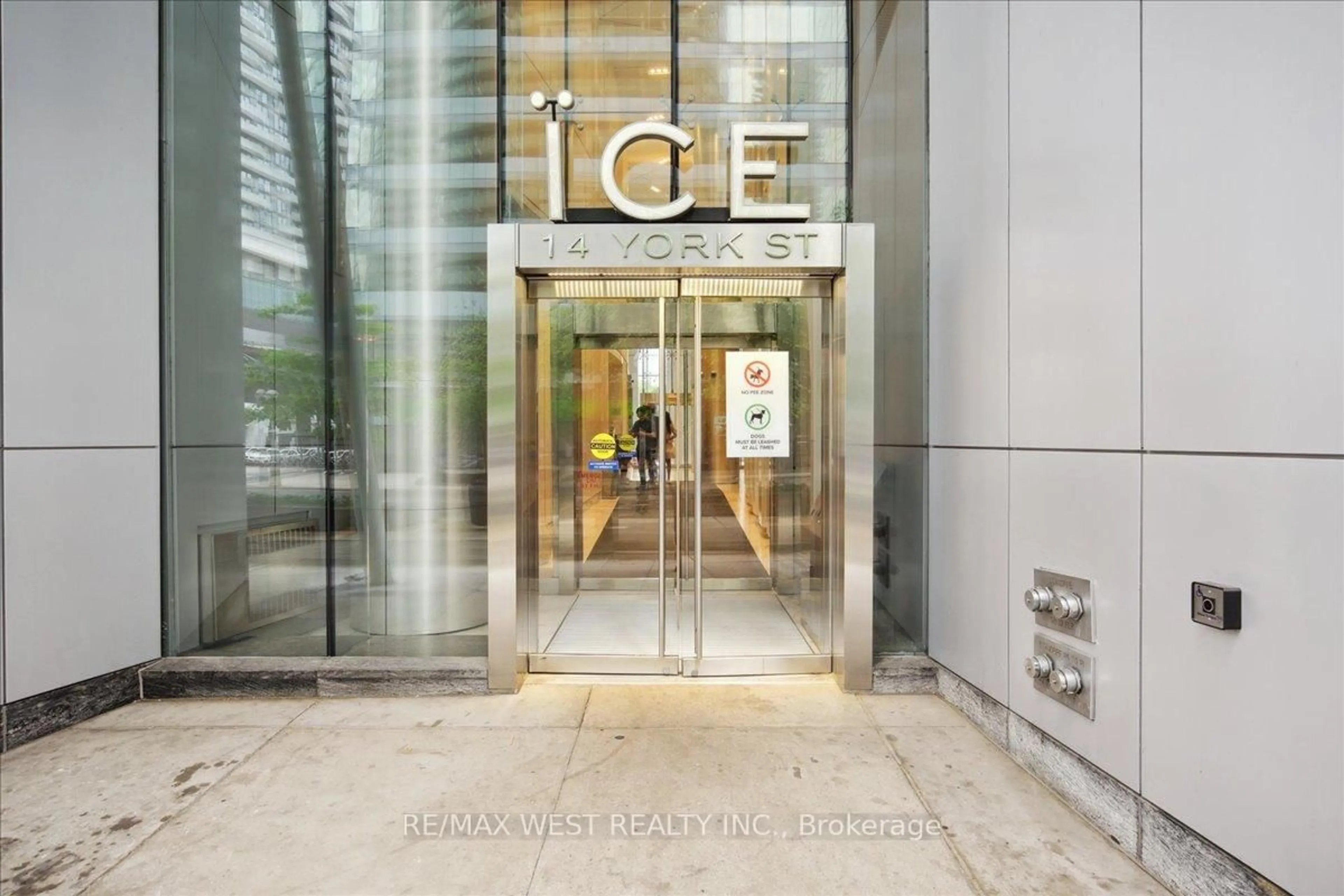 Indoor foyer for 14 York St #512, Toronto Ontario M5J 0B1