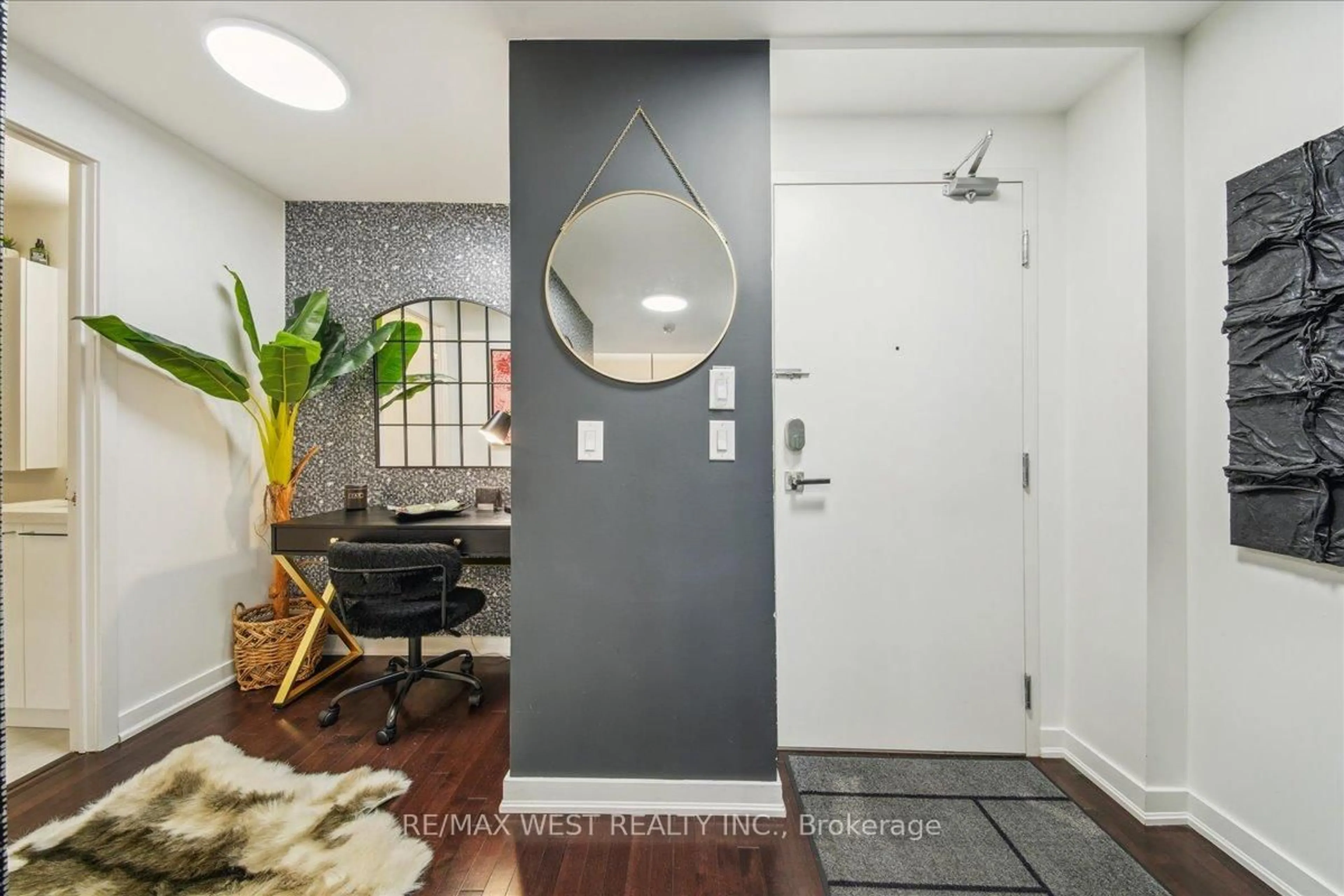 Indoor entryway for 14 York St #512, Toronto Ontario M5J 0B1