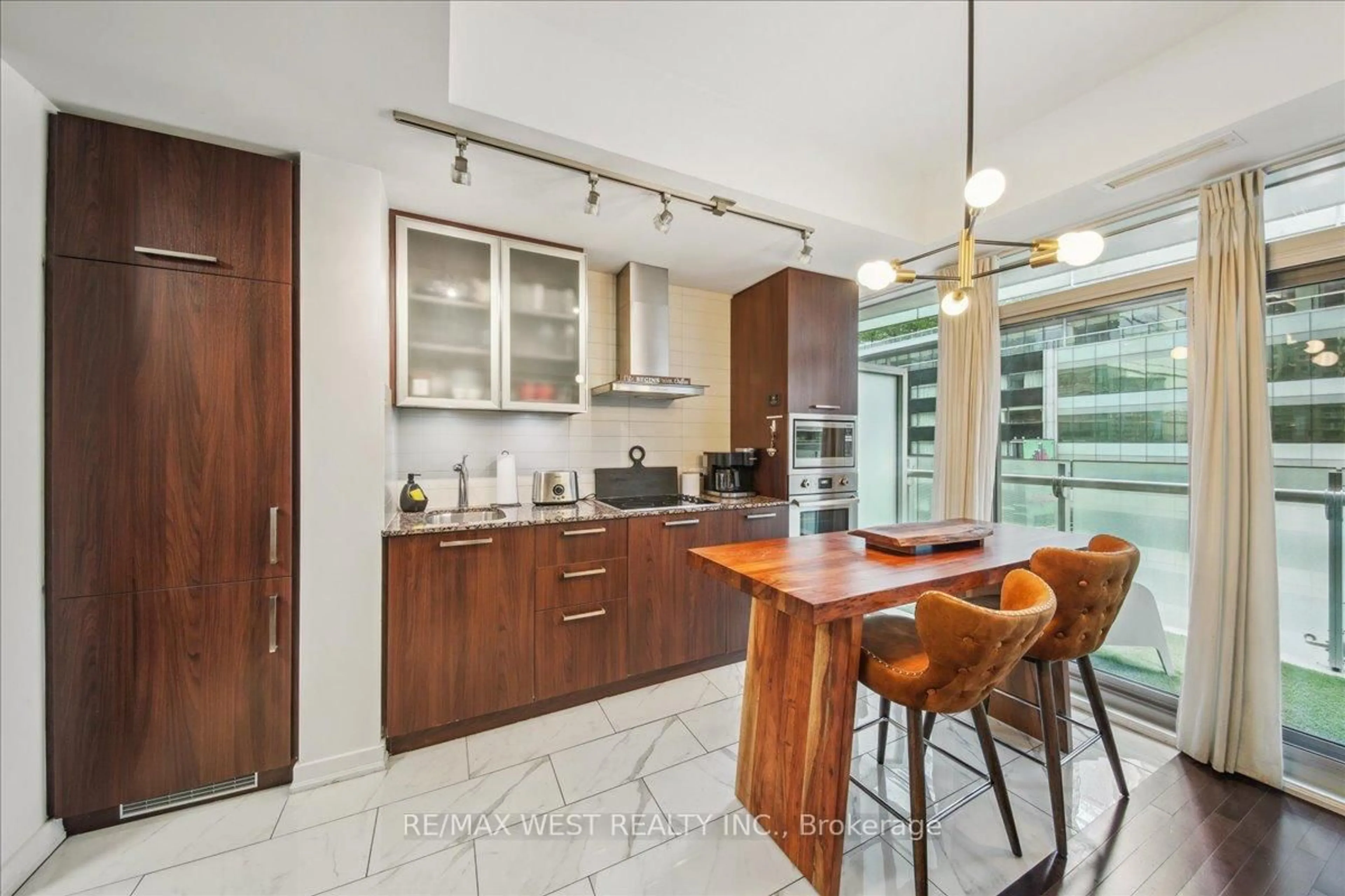 Open concept kitchen, ceramic/tile floor for 14 York St #512, Toronto Ontario M5J 0B1