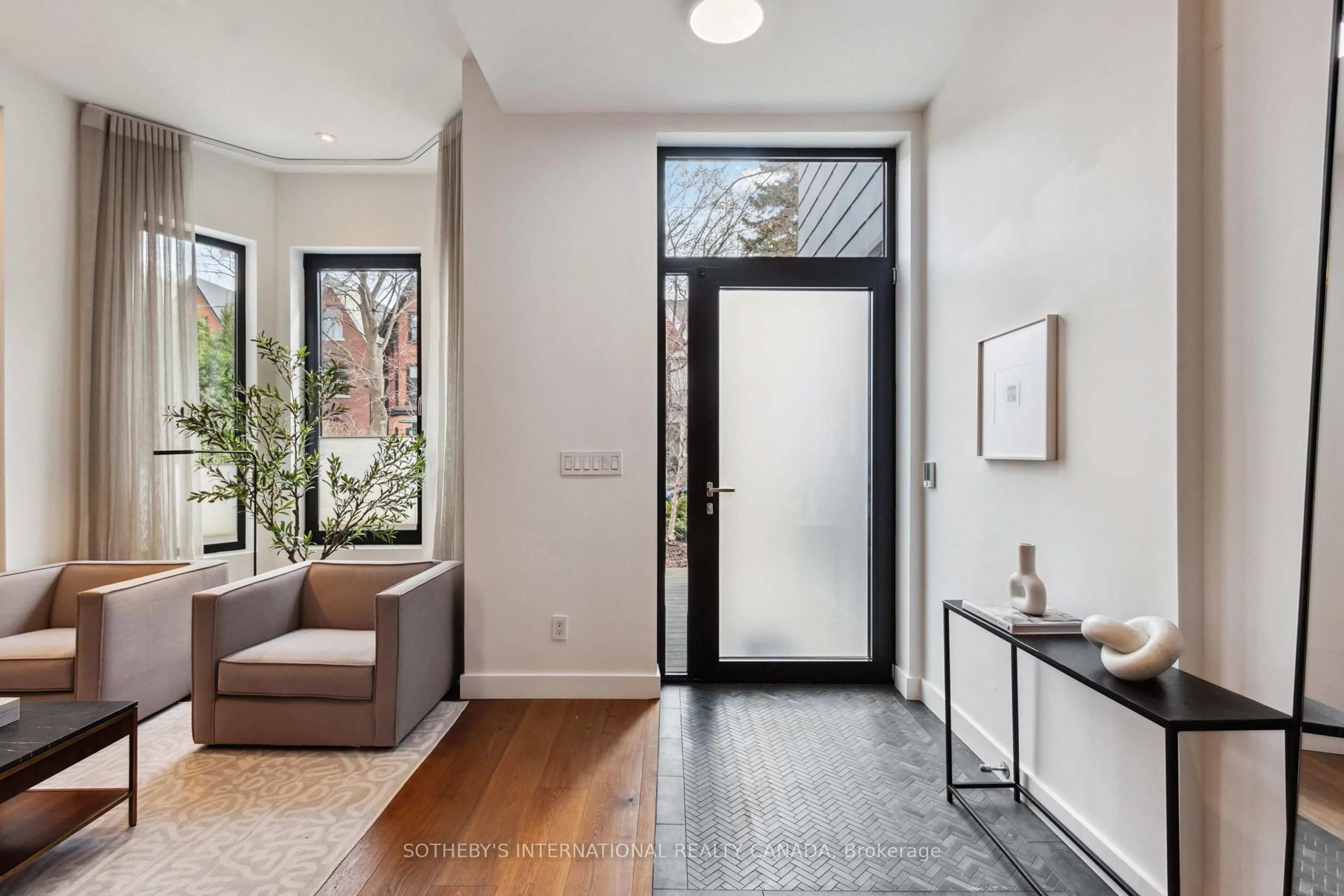 Indoor entryway for 410 Euclid Ave, Toronto Ontario M6G 2S9