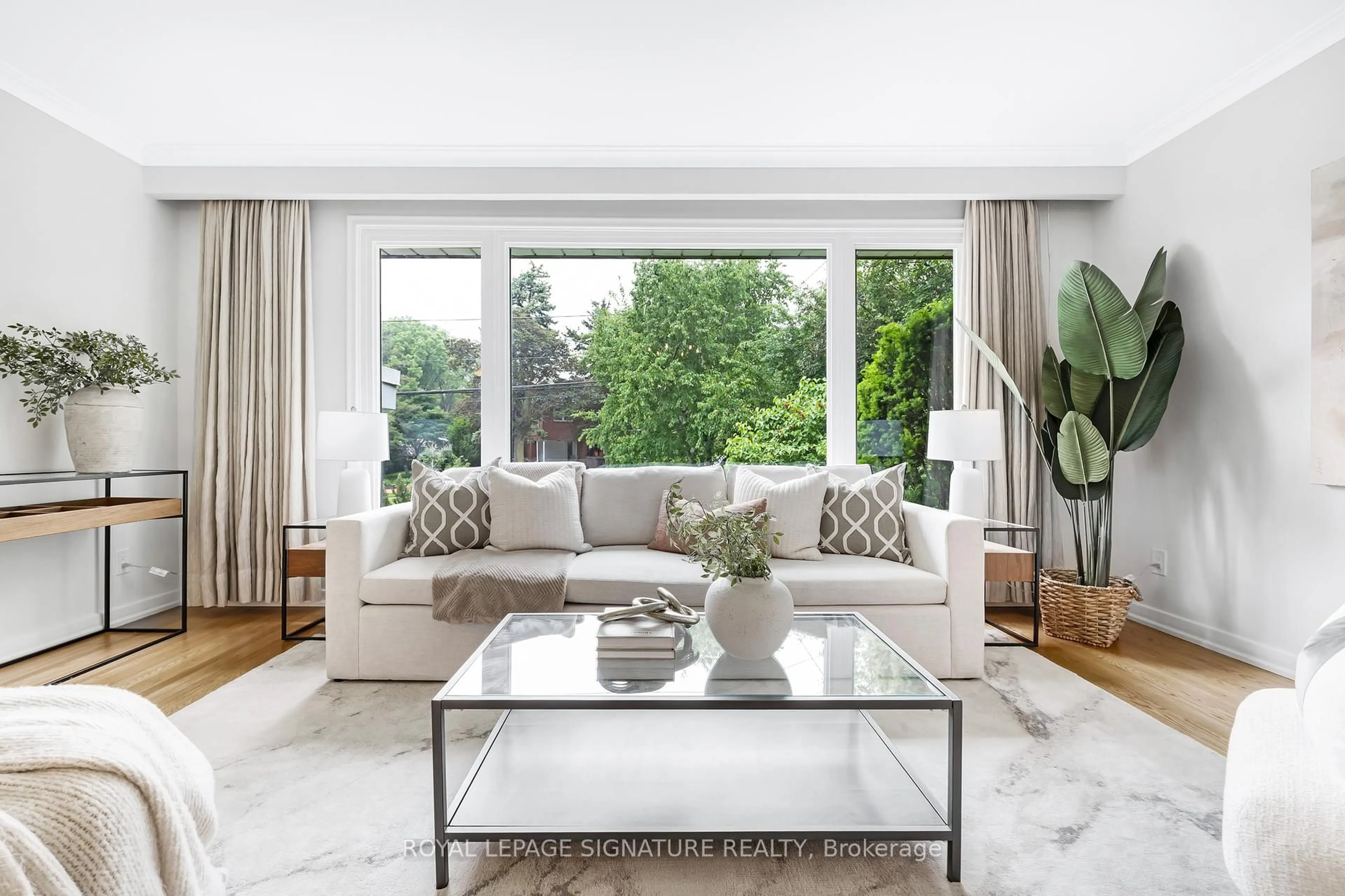 Living room with furniture, unknown for 27 Fenelon Dr, Toronto Ontario M3A 3K2