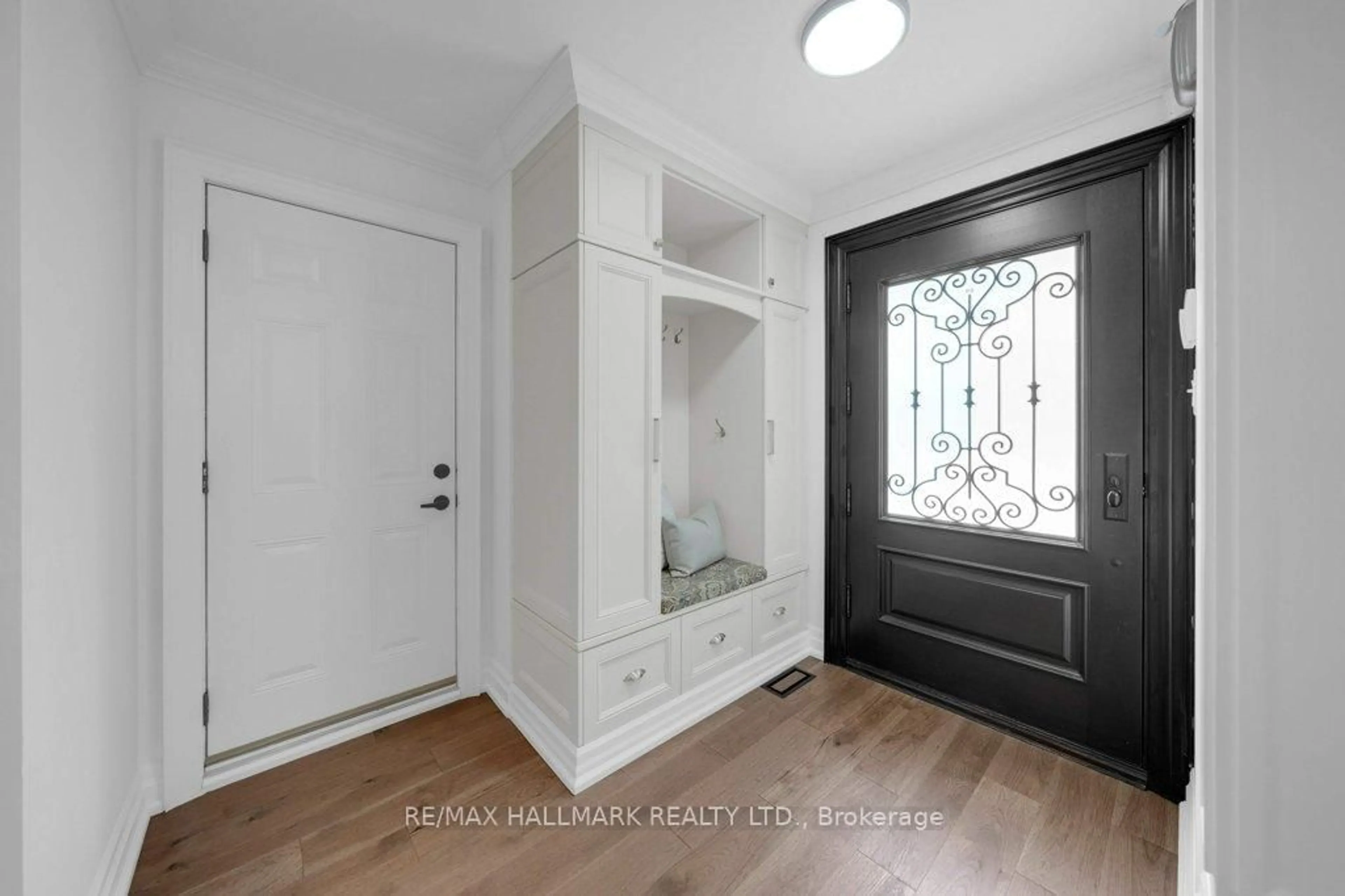 Indoor entryway for 29 Charnwood Rd, Toronto Ontario M3B 2P7