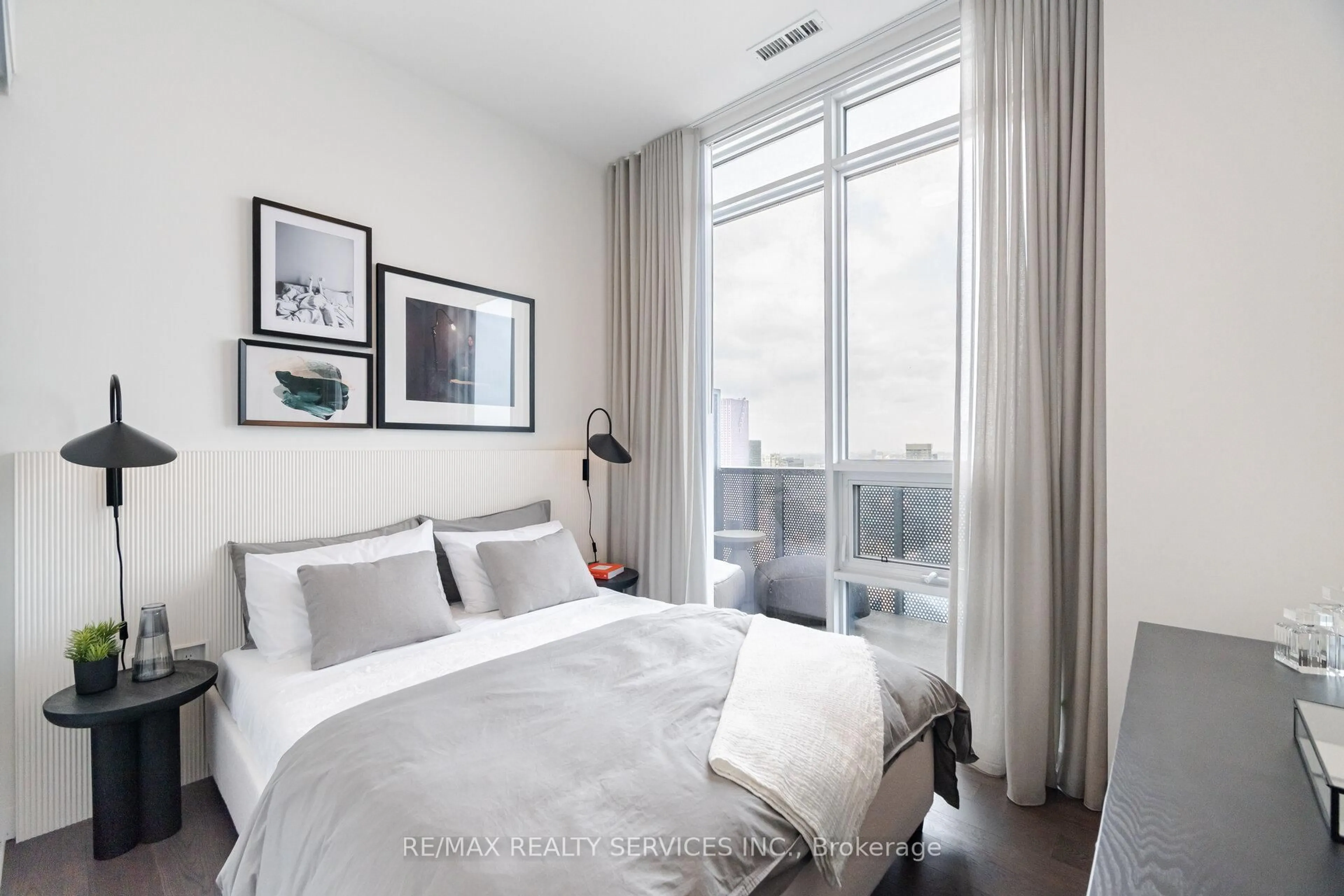 Bedroom with bed, unknown for 138 Downes St #PH103, Toronto Ontario M5E 0E4