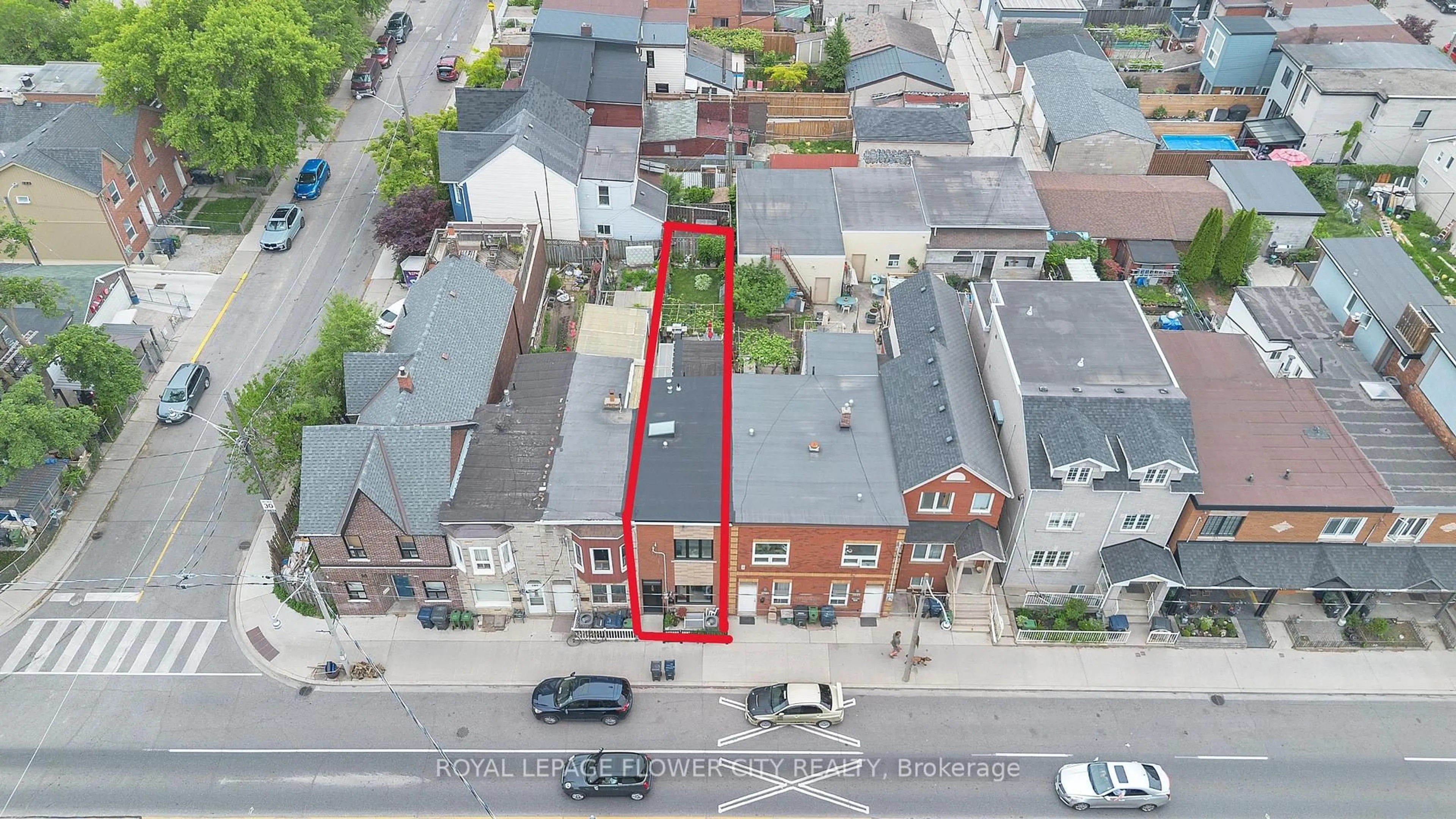 A pic from outside/outdoor area/front of a property/back of a property/a pic from drone, street for 500 Dufferin St, Toronto Ontario M6K 2A6