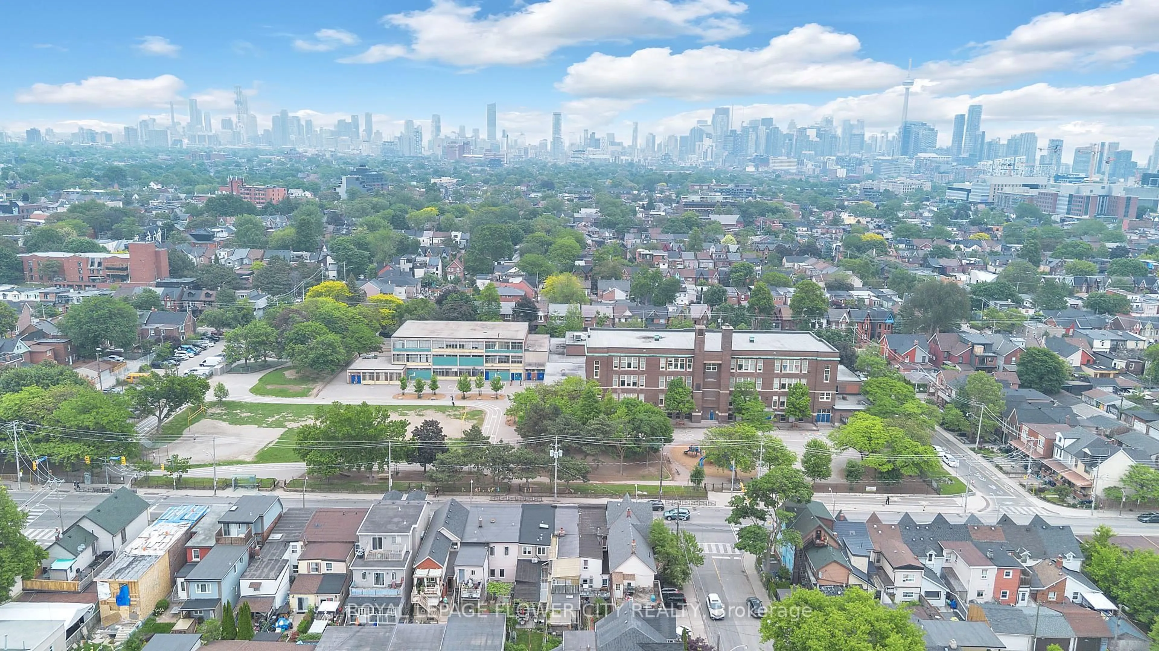 A pic from outside/outdoor area/front of a property/back of a property/a pic from drone, city buildings view from balcony for 500 Dufferin St, Toronto Ontario M6K 2A6