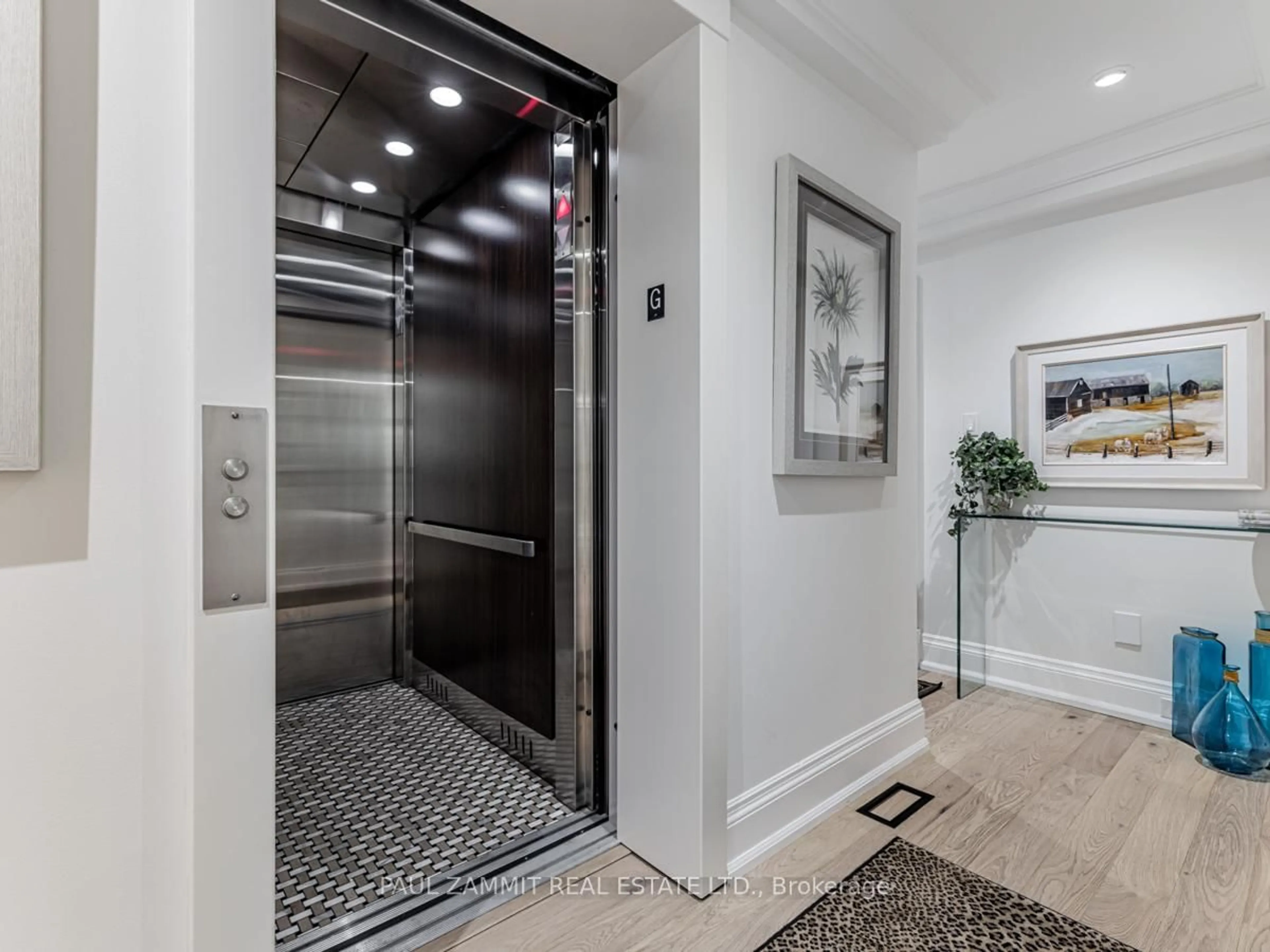 Indoor foyer for 317 Lonsdale Rd #1B, Toronto Ontario M4V 1X3