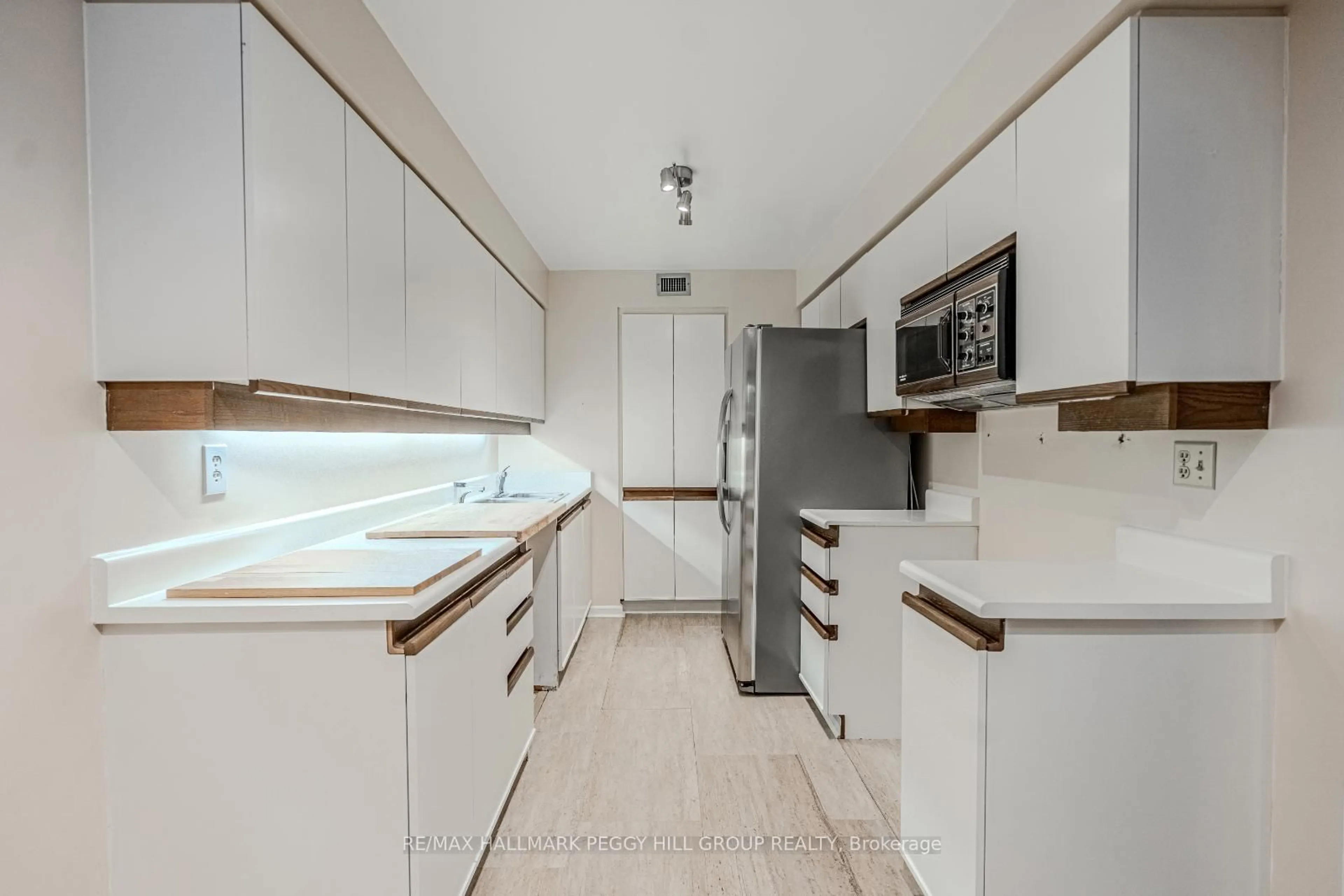 Standard kitchen, unknown for 80 Front St #824, Toronto Ontario M5E 1T4