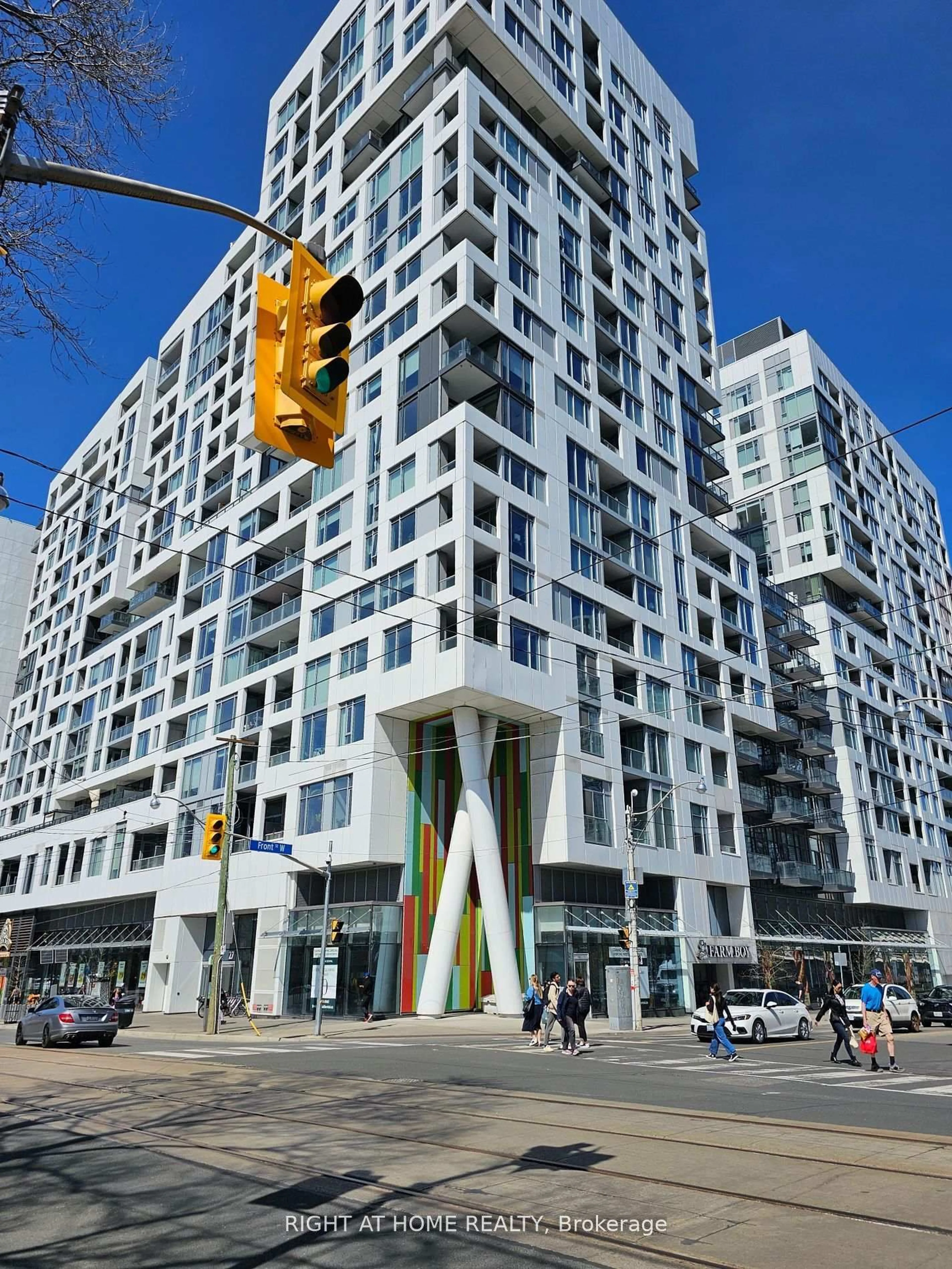 Indoor foyer for 576 Front St #210, Toronto Ontario M5V 0P8