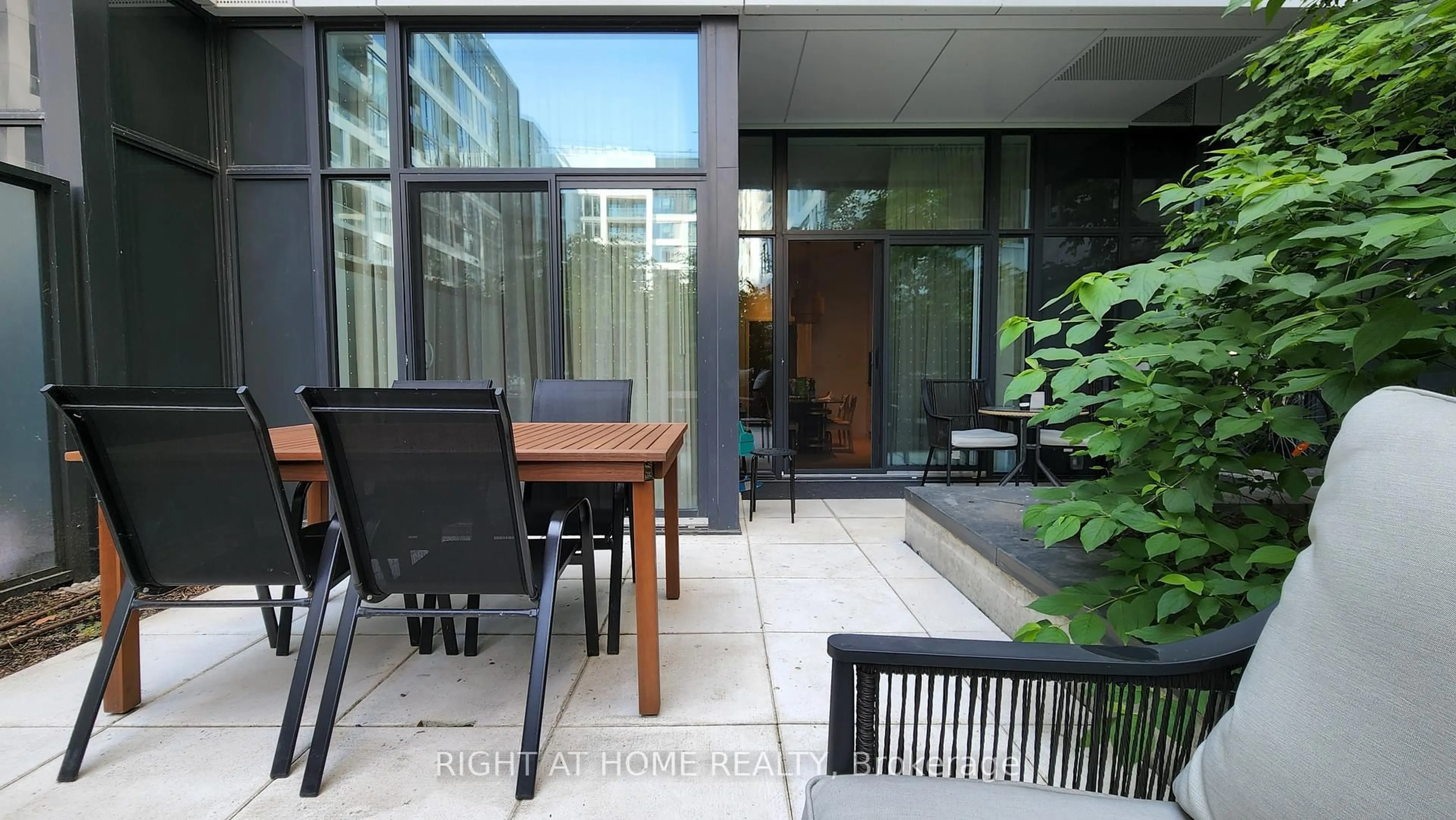 Patio, street for 576 Front St #210, Toronto Ontario M5V 0P8