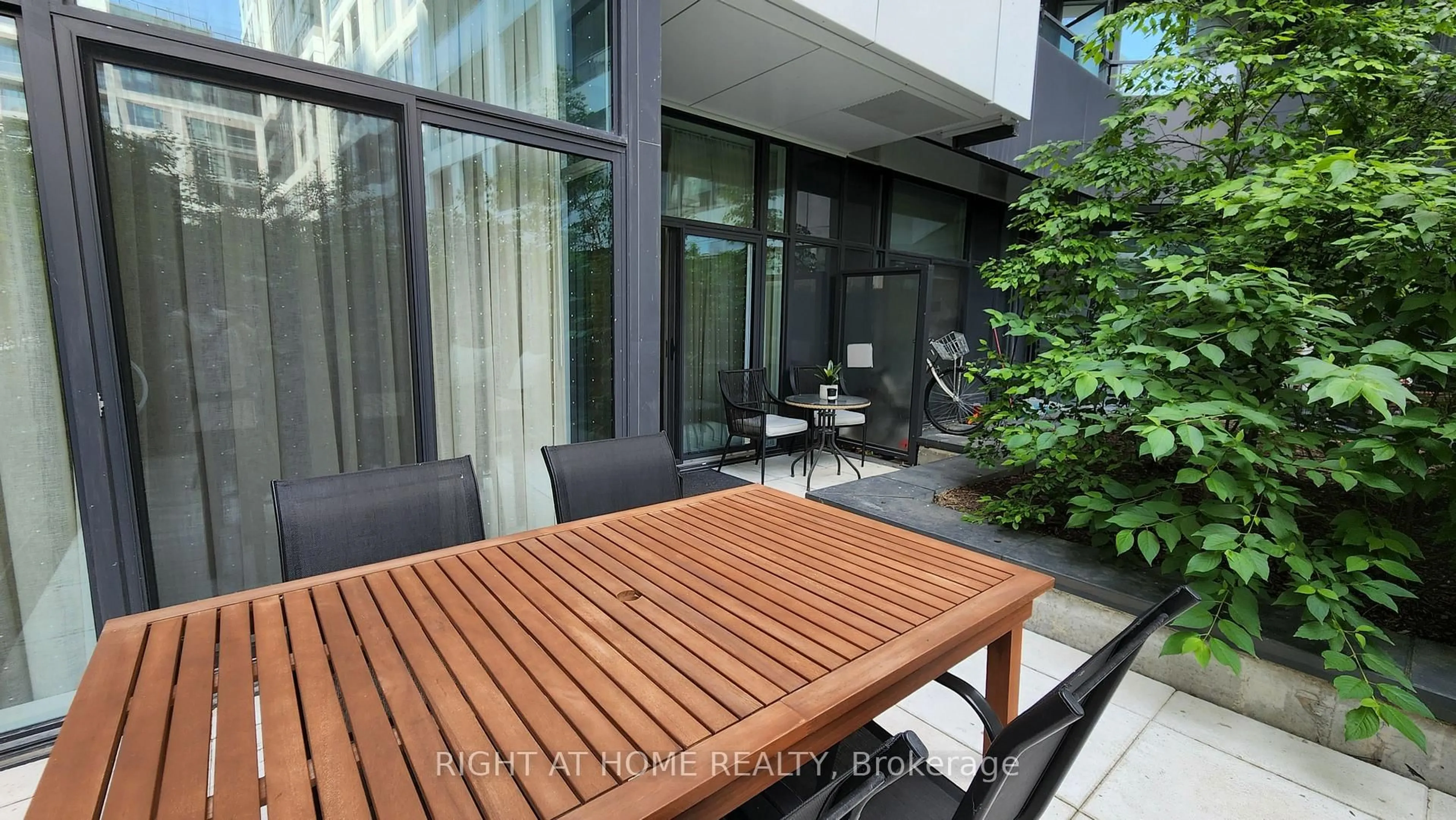Patio, street for 576 Front St #210, Toronto Ontario M5V 0P8