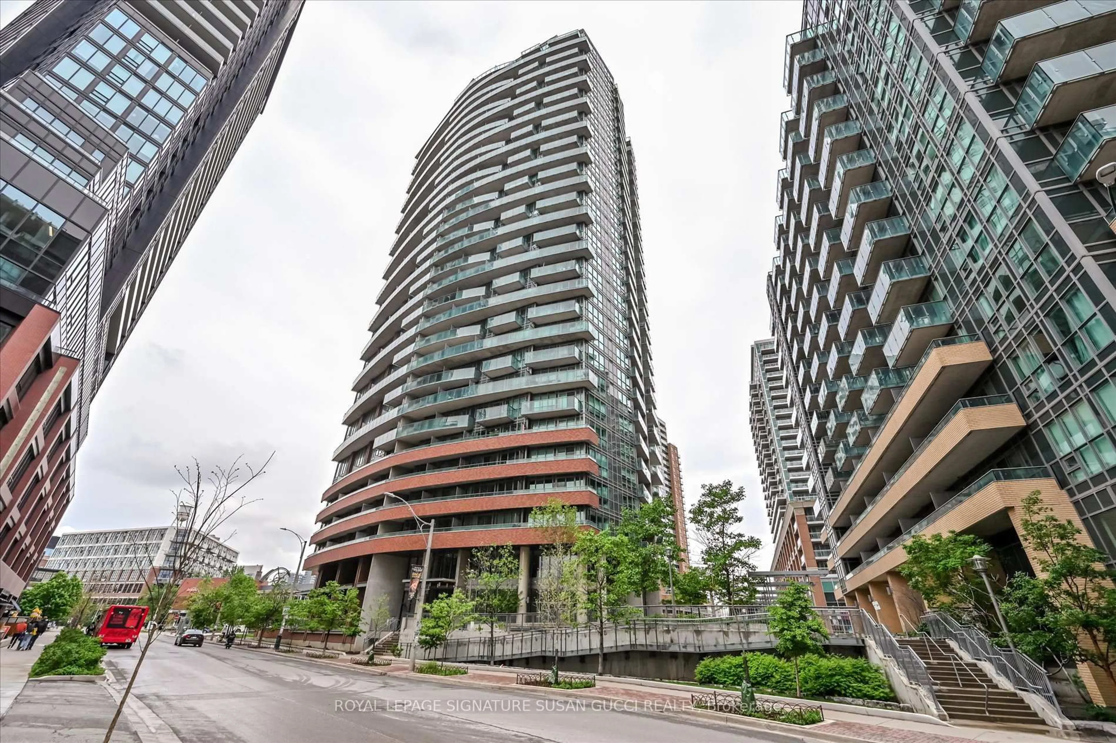 Indoor foyer for 150 East Liberty St #615, Toronto Ontario M6K 3R5