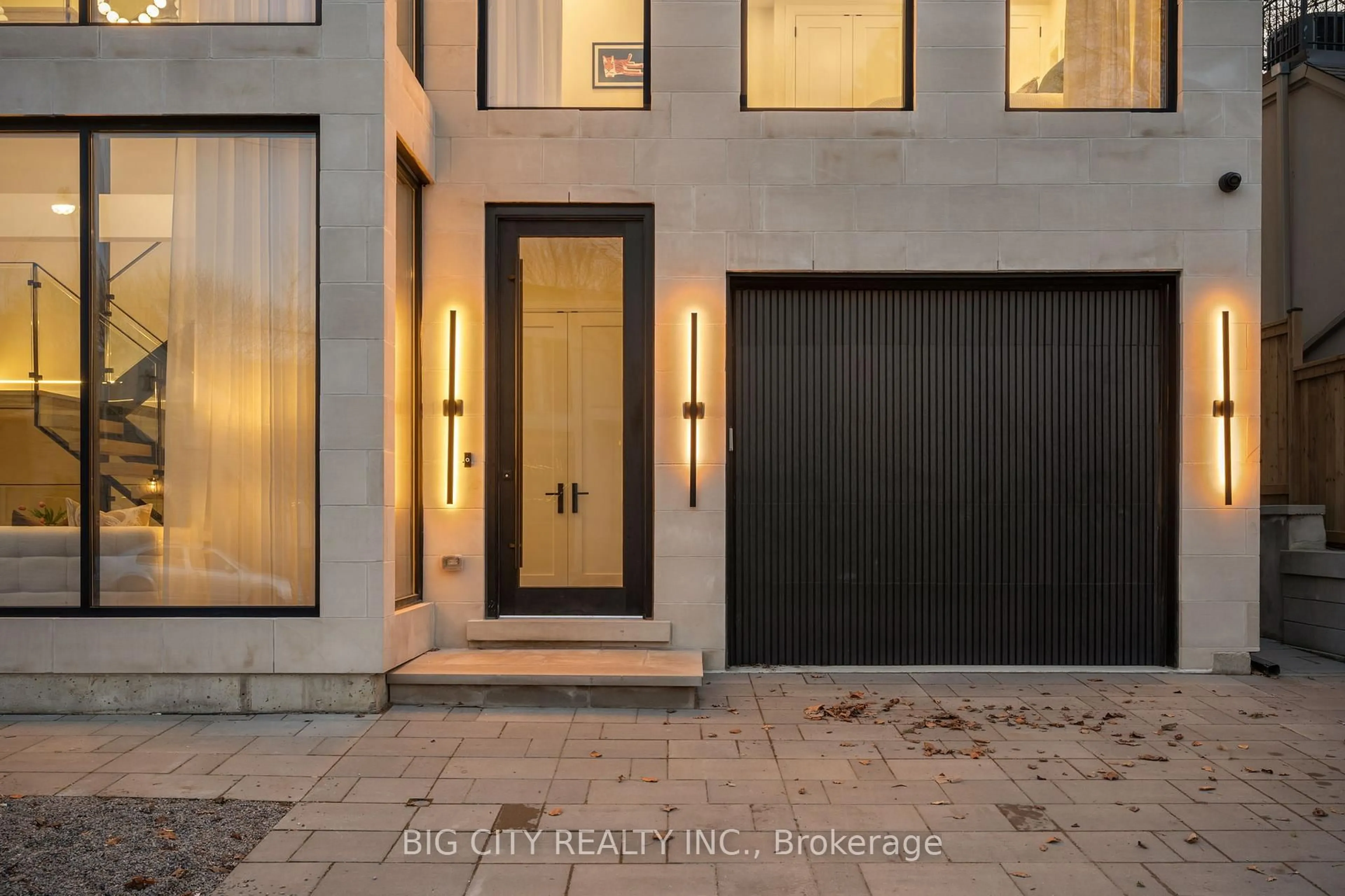 Indoor entryway for 75 Lawrence Cres, Toronto Ontario M4N 1N3