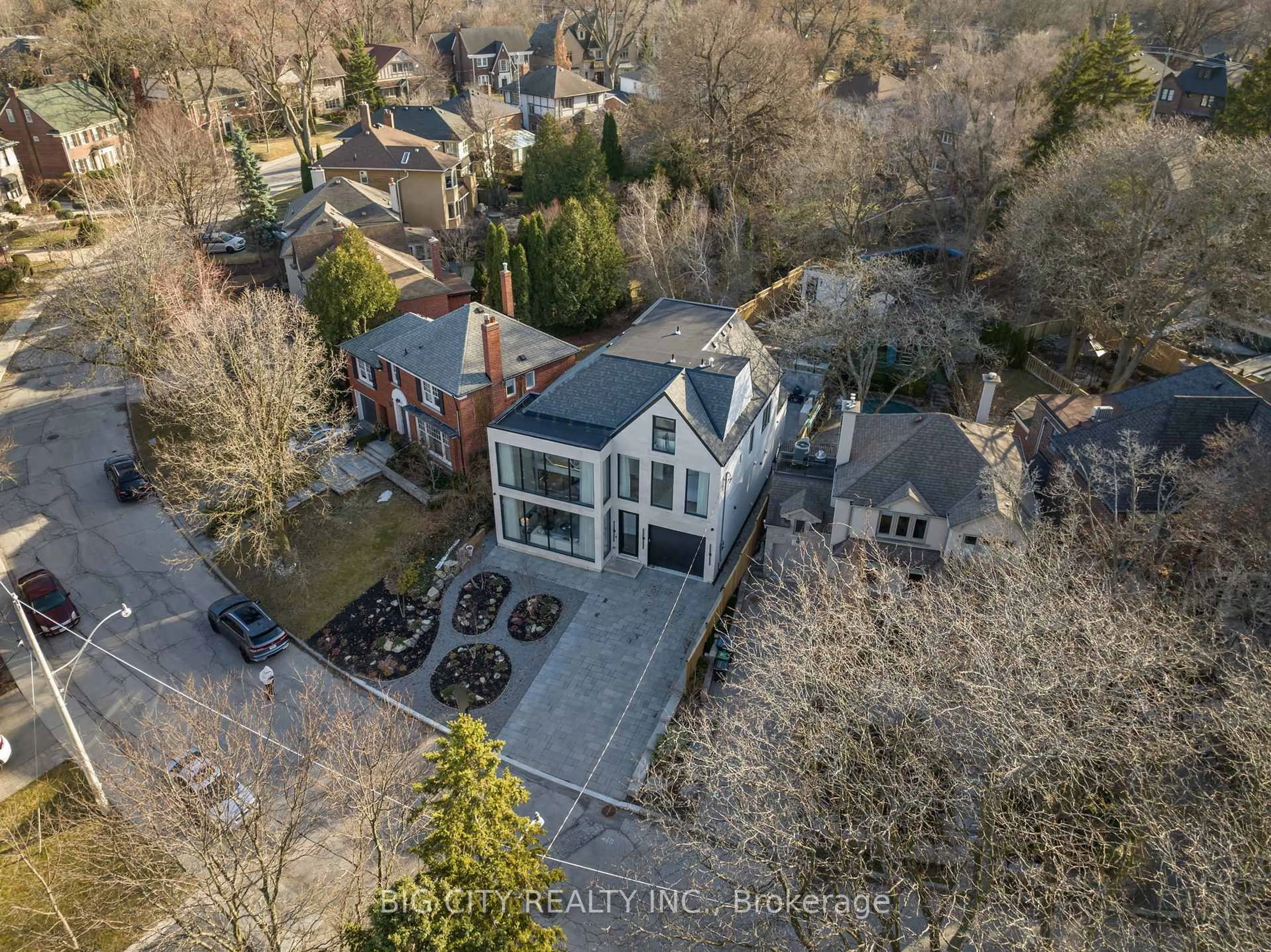A pic from outside/outdoor area/front of a property/back of a property/a pic from drone, street for 75 Lawrence Cres, Toronto Ontario M4N 1N3