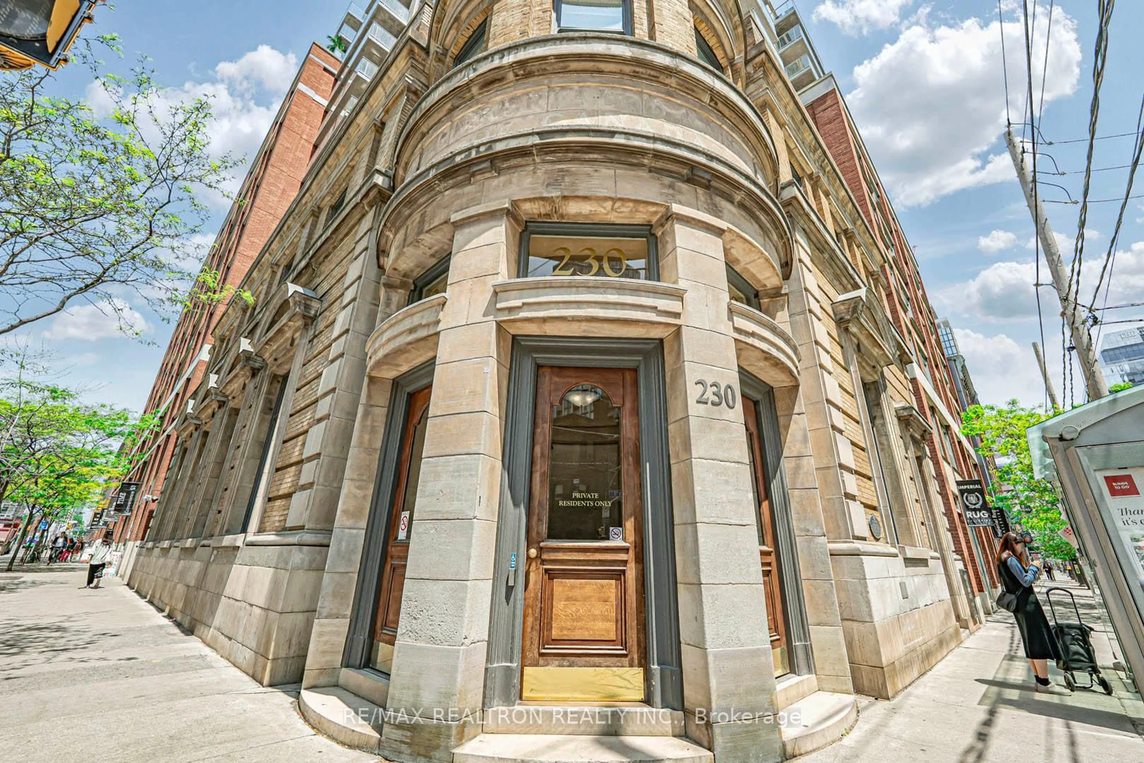 Indoor foyer for 230 King St #318, Toronto Ontario M5A 1K5