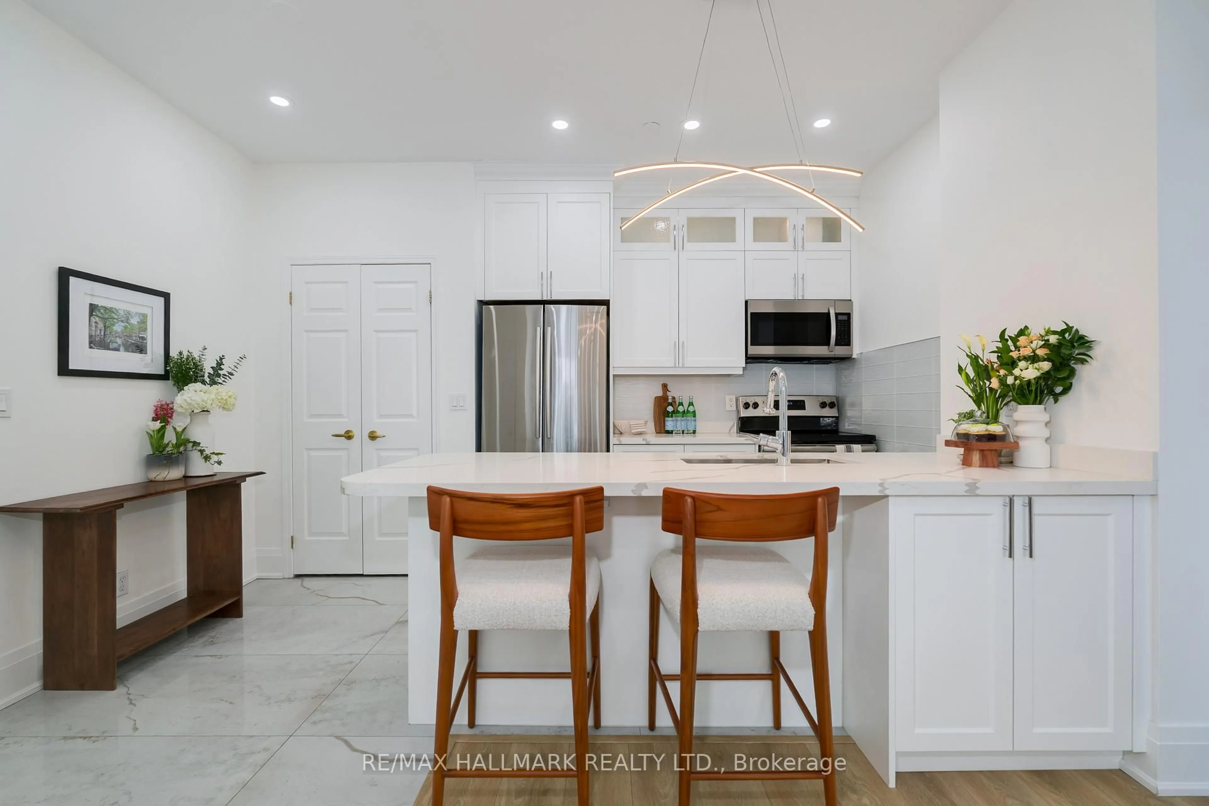 Open concept kitchen, ceramic/tile floor for 980 Yonge St #706, Toronto Ontario M4W 3V8