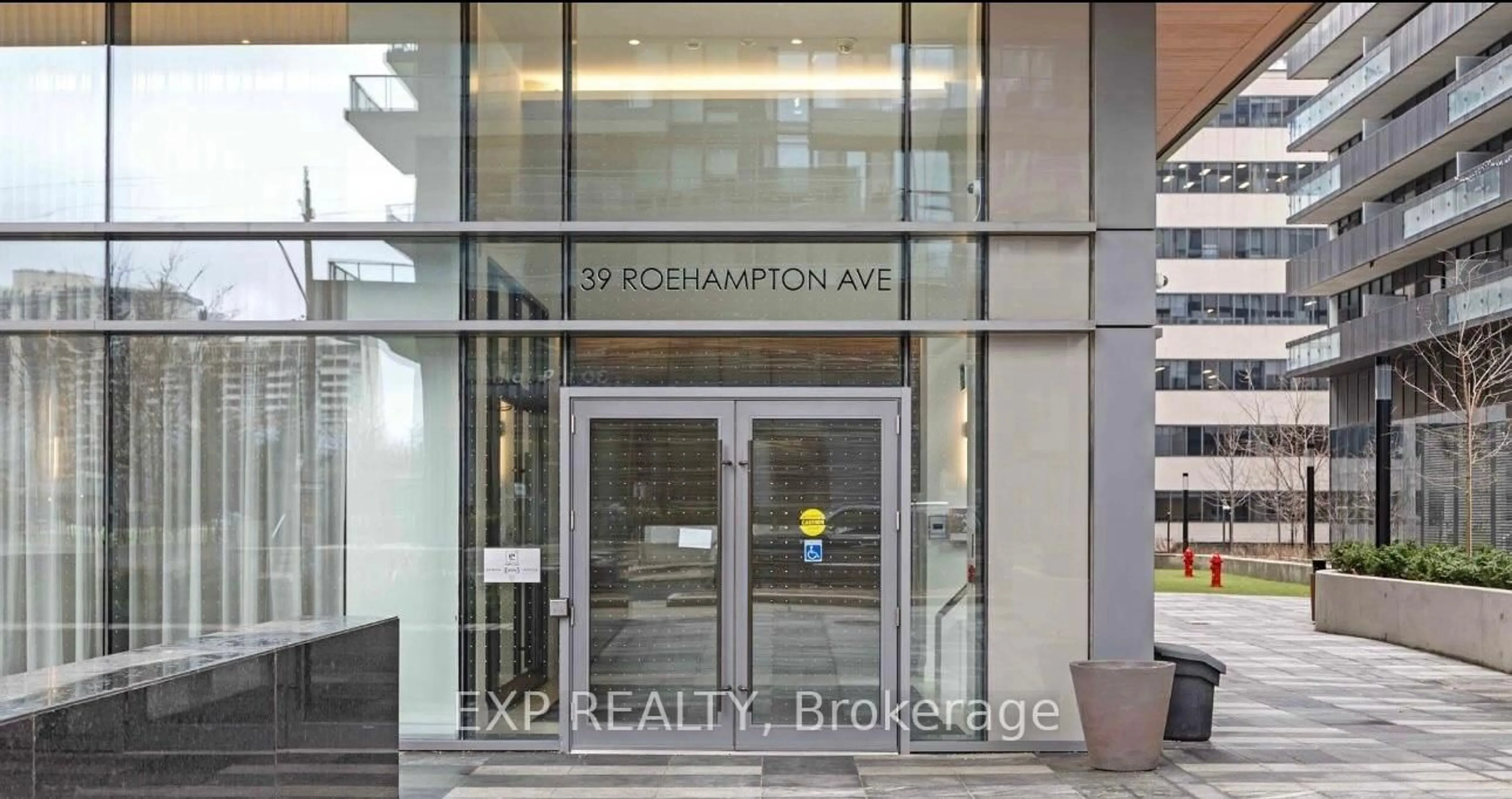 Indoor foyer for 39 Roehampton Ave #306, Toronto Ontario M4P 1P9