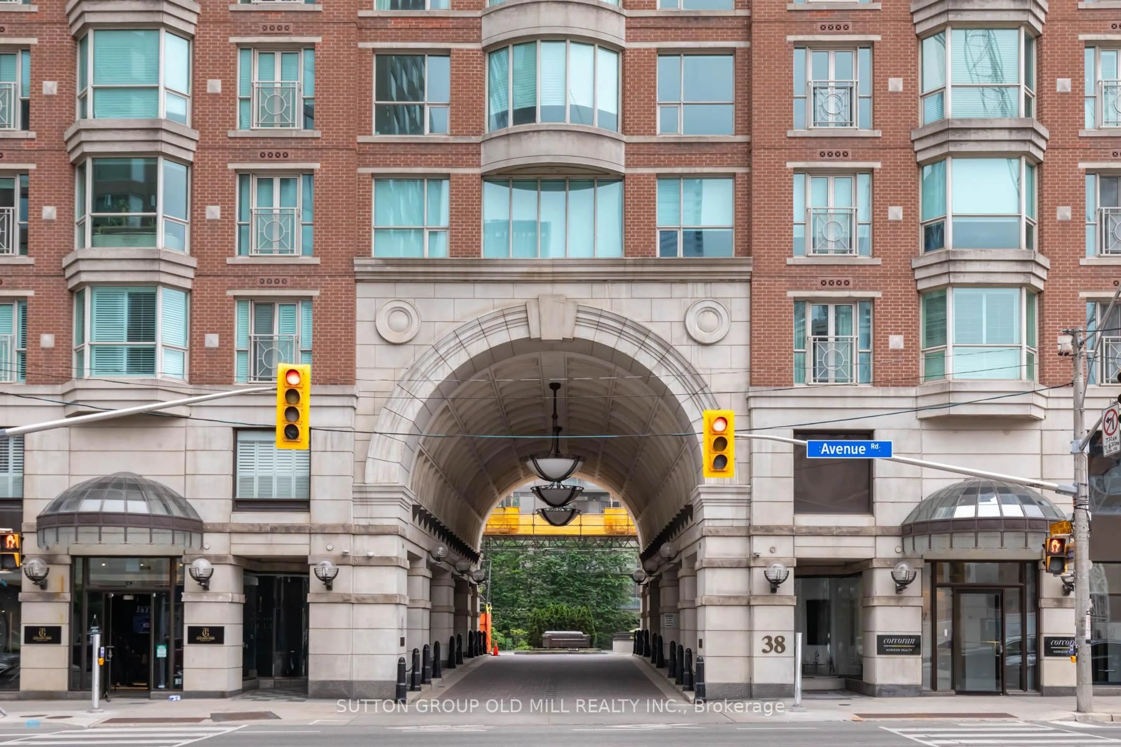 Indoor foyer for 38 Avenue Rd #700, Toronto Ontario M5R 2G2