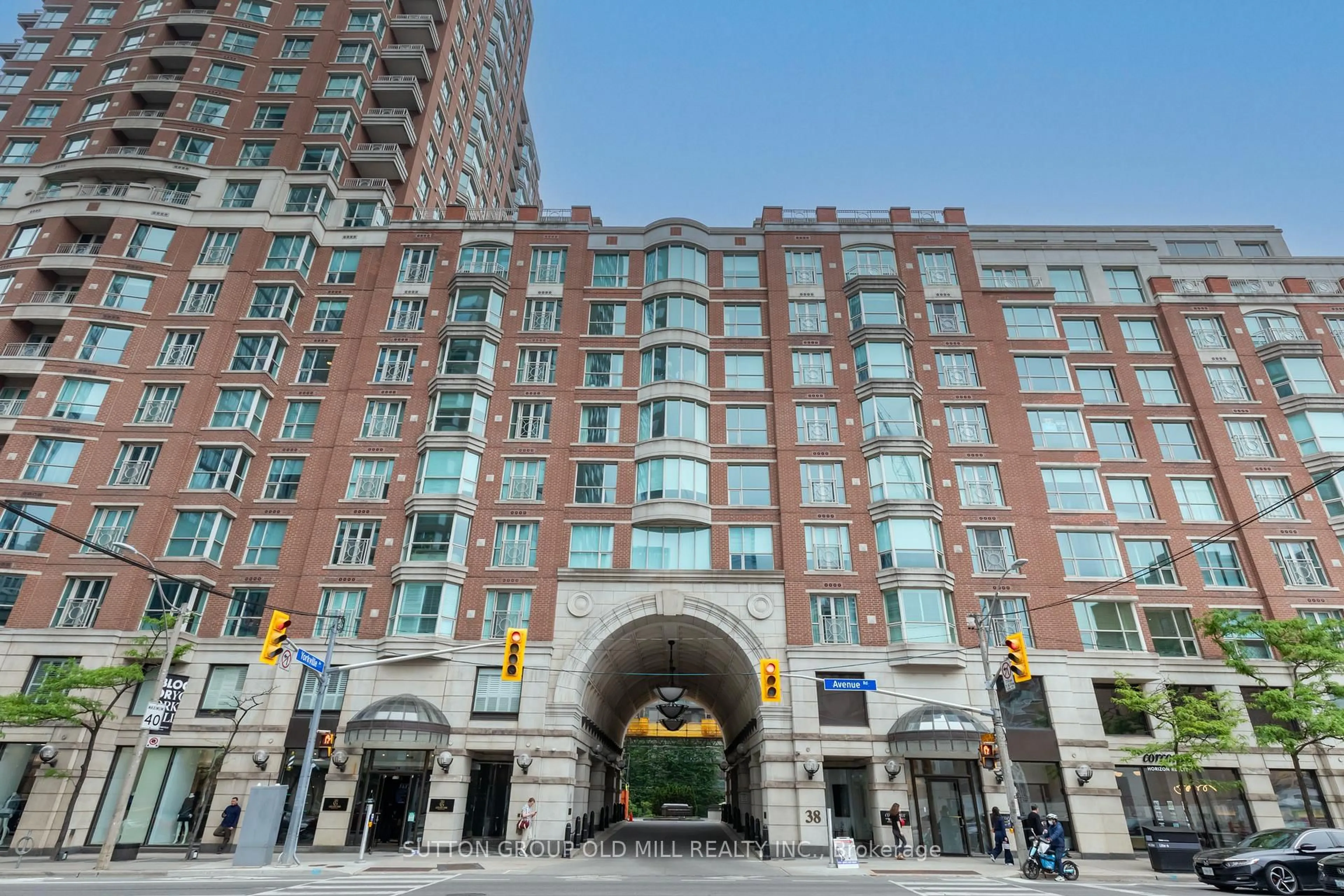 Indoor foyer for 38 Avenue Rd #700, Toronto Ontario M5R 2G2