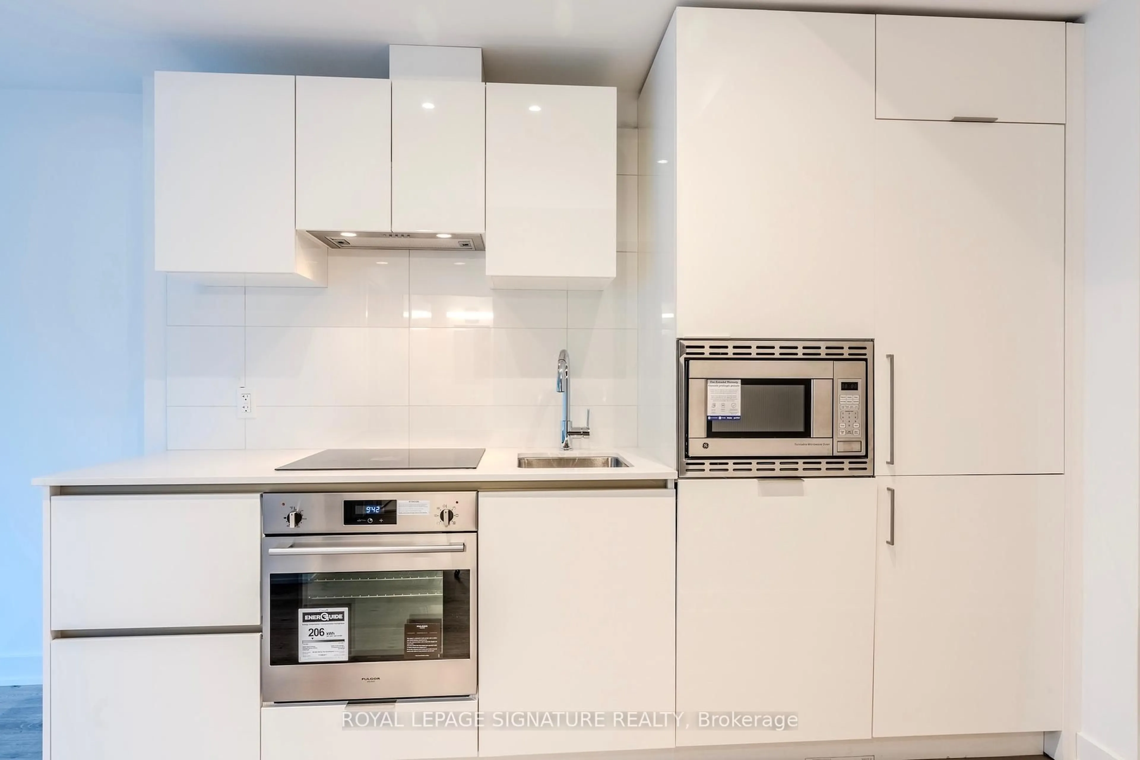 Standard kitchen, unknown for 230 Simcoe St #1532, Toronto Ontario M5T 1T4
