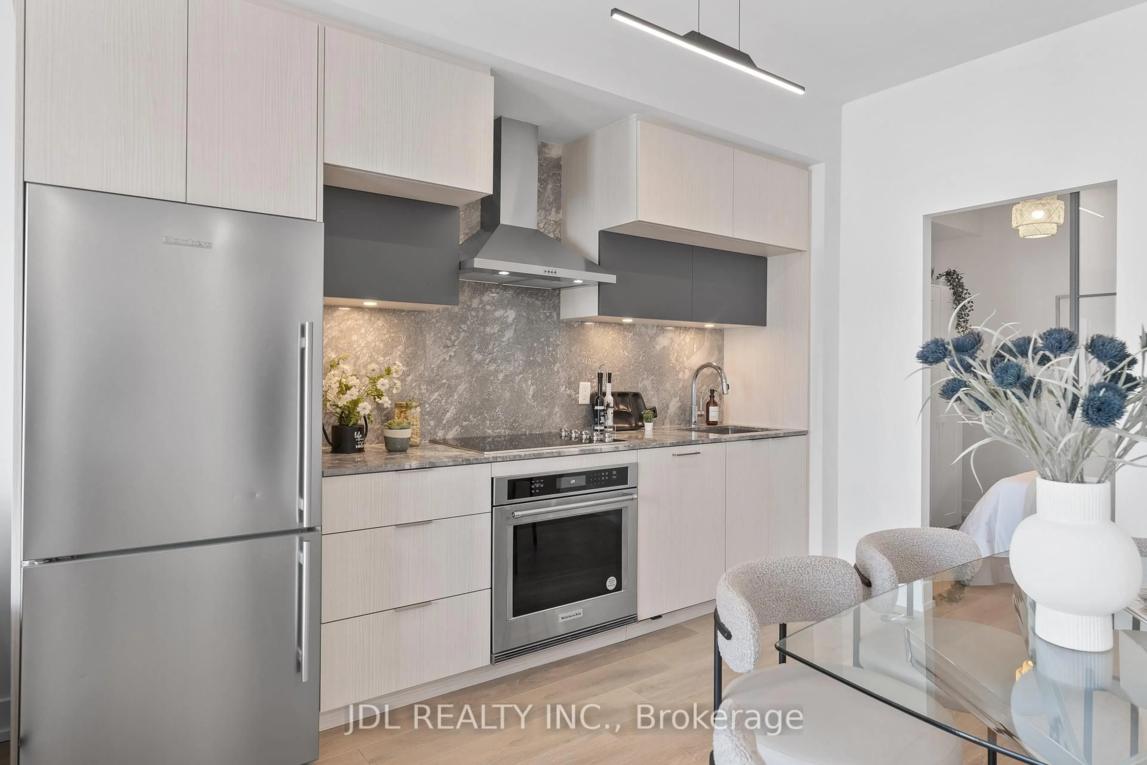 Contemporary kitchen, ceramic/tile floor for 25 Adra Grado Way #651, Toronto Ontario M2J 0H6