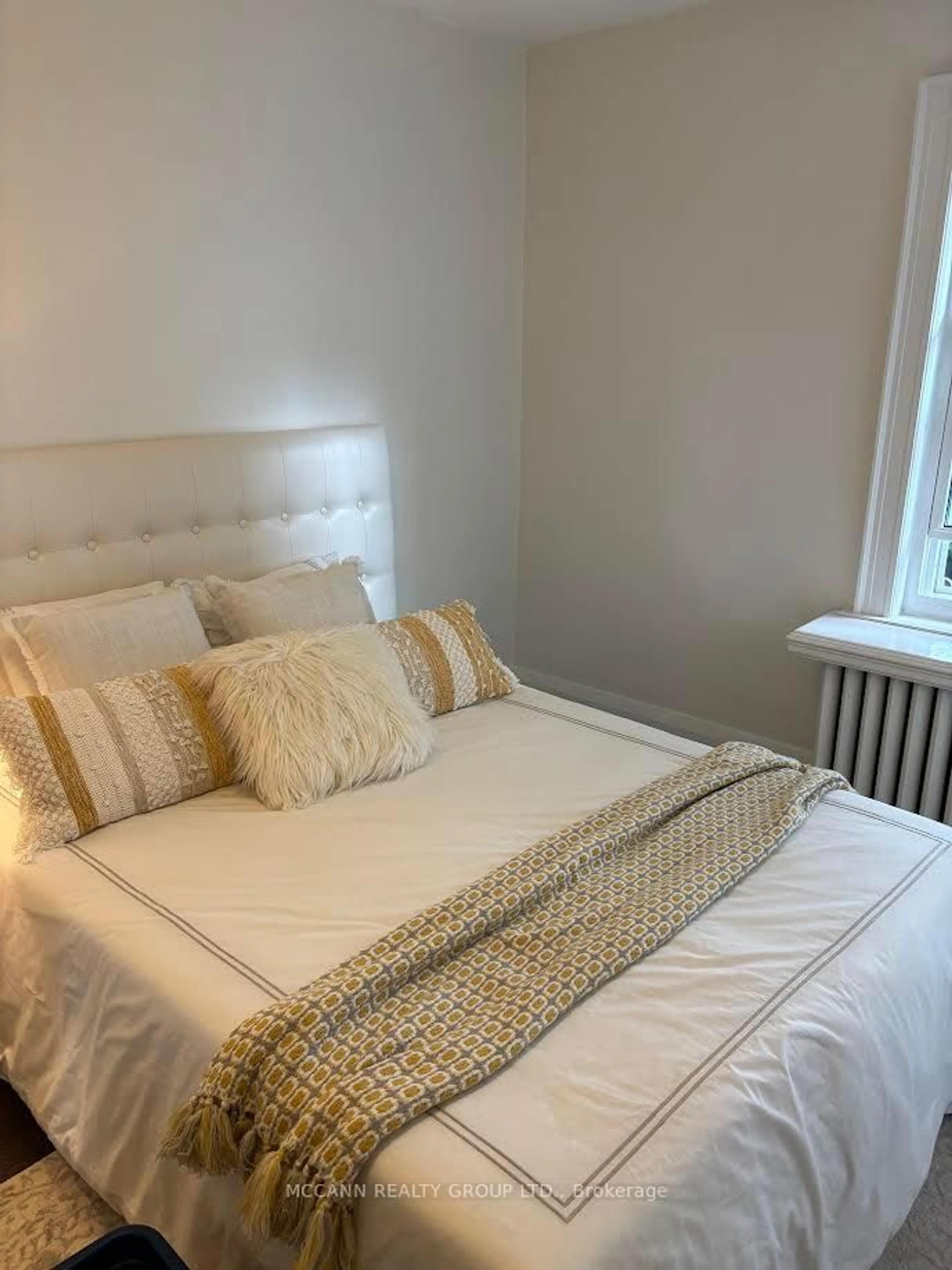 Bedroom with bed, unknown for 92 Brookdale Ave, Toronto Ontario M5M 1P3