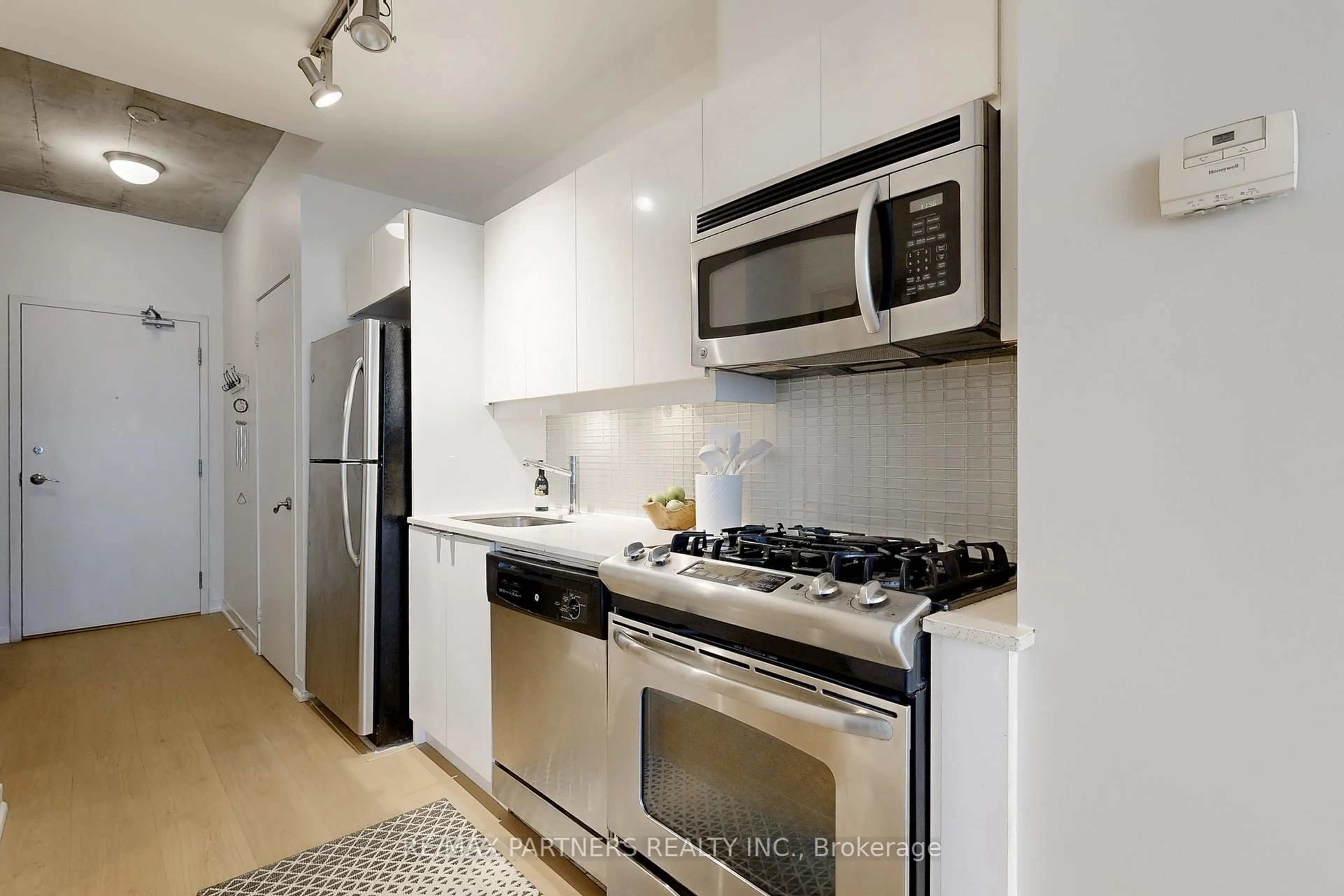Standard kitchen, unknown for 127 Queen St #604, Toronto Ontario M5C 1S3