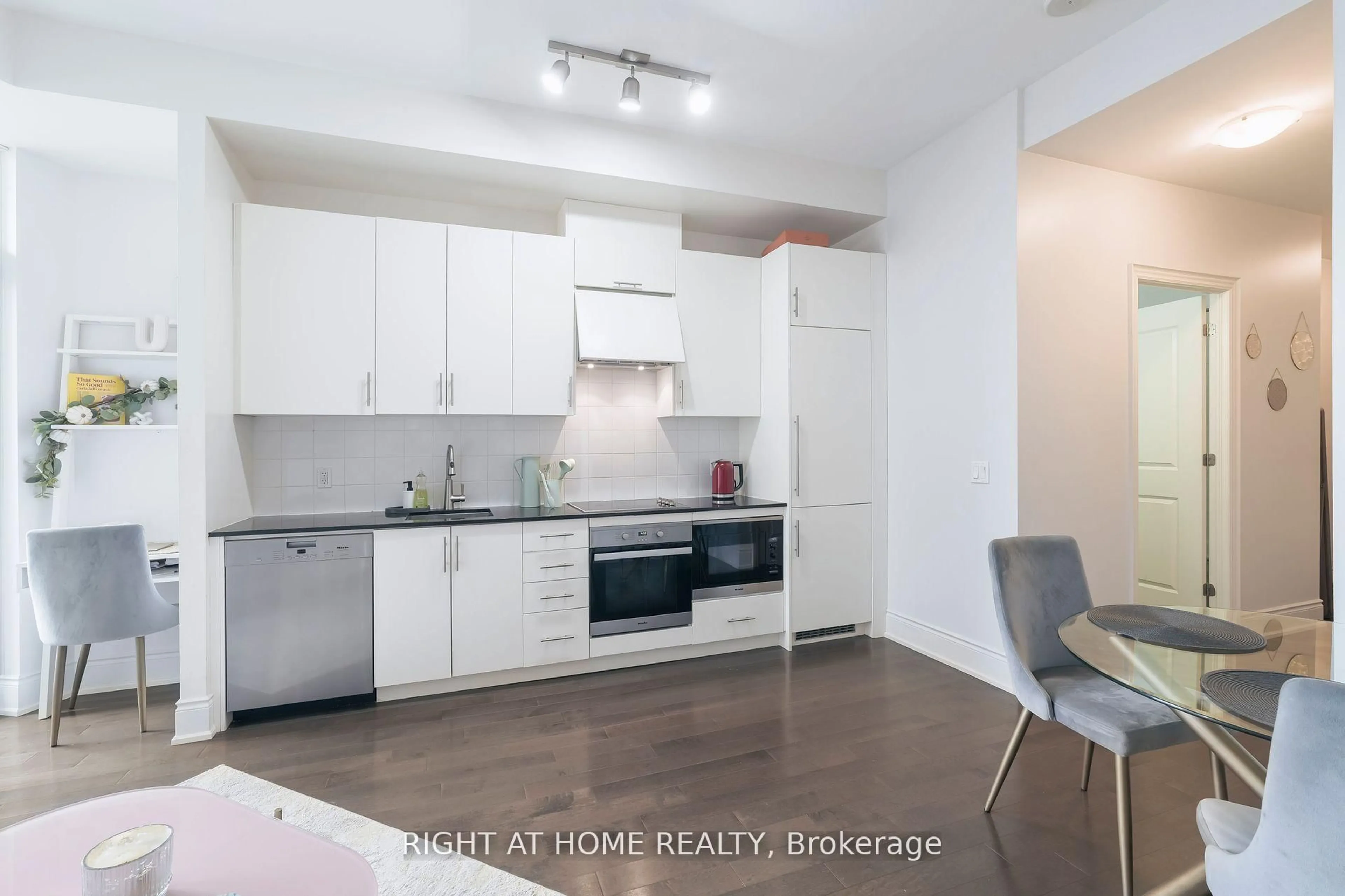 Standard kitchen, unknown for 23 Glebe Rd #918, Toronto Ontario M5P 0A1