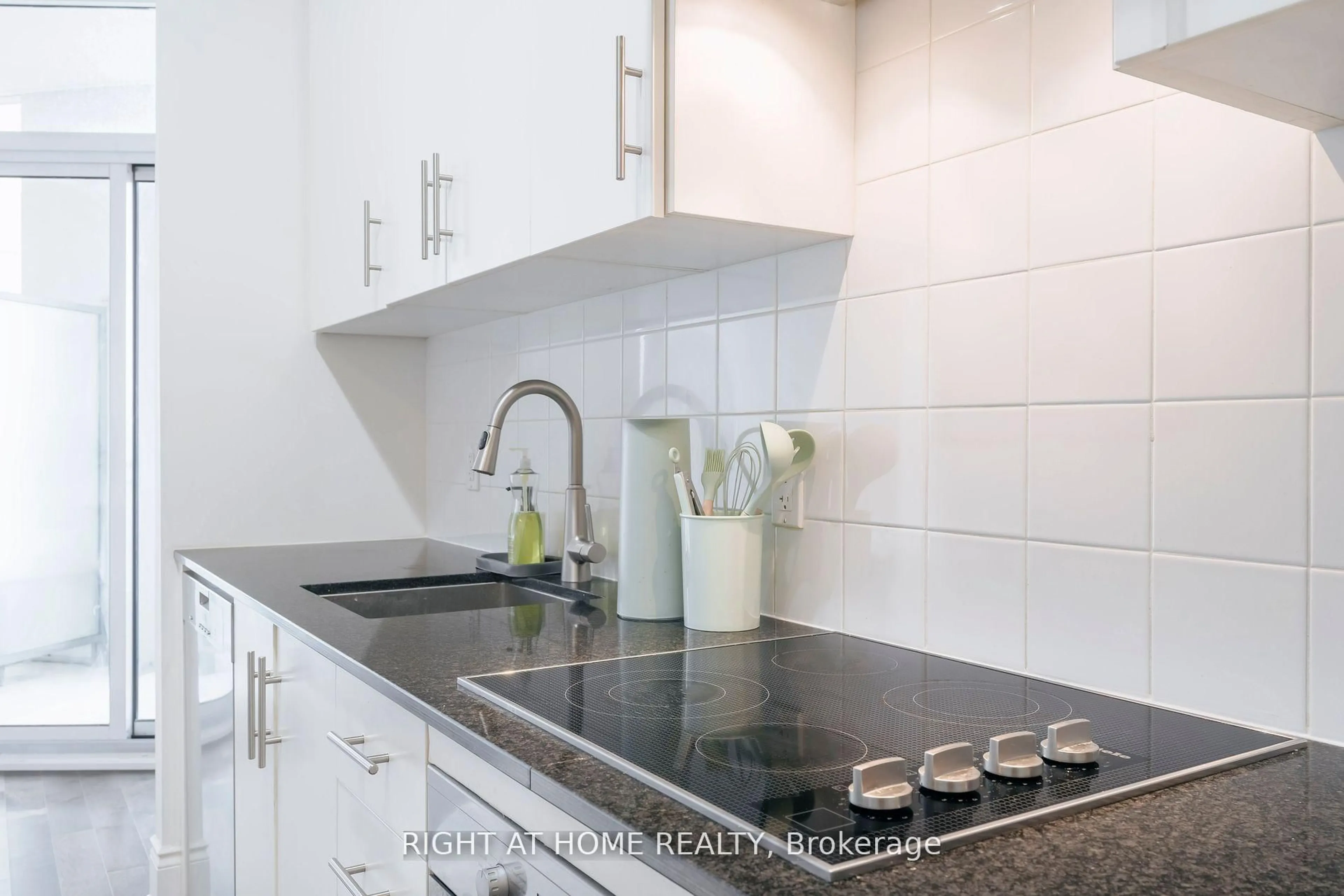 Standard kitchen, ceramic/tile floor for 23 Glebe Rd #918, Toronto Ontario M5P 0A1