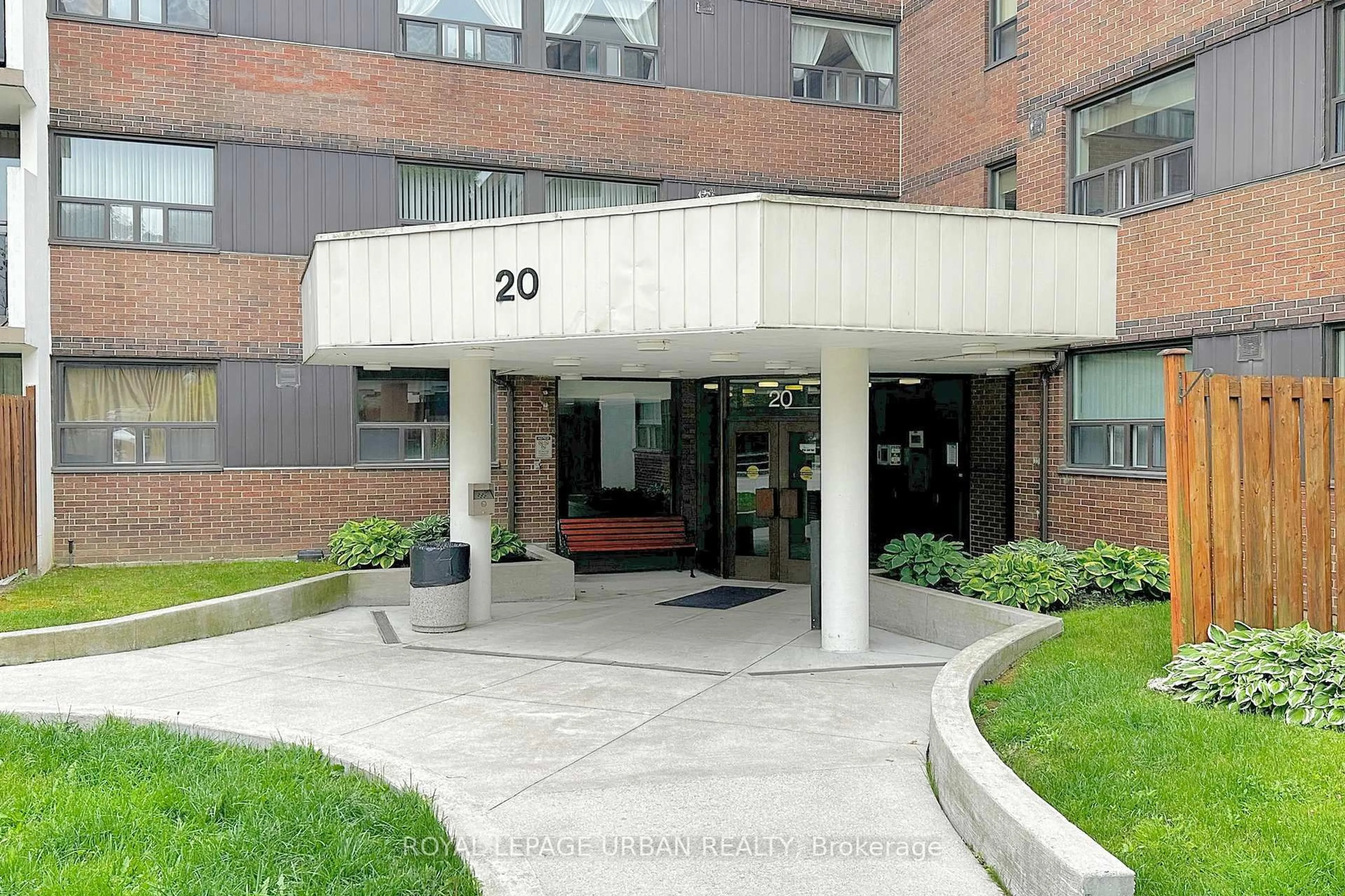 Indoor foyer for 20 Sunrise Ave #102, Toronto Ontario M4A 2R2