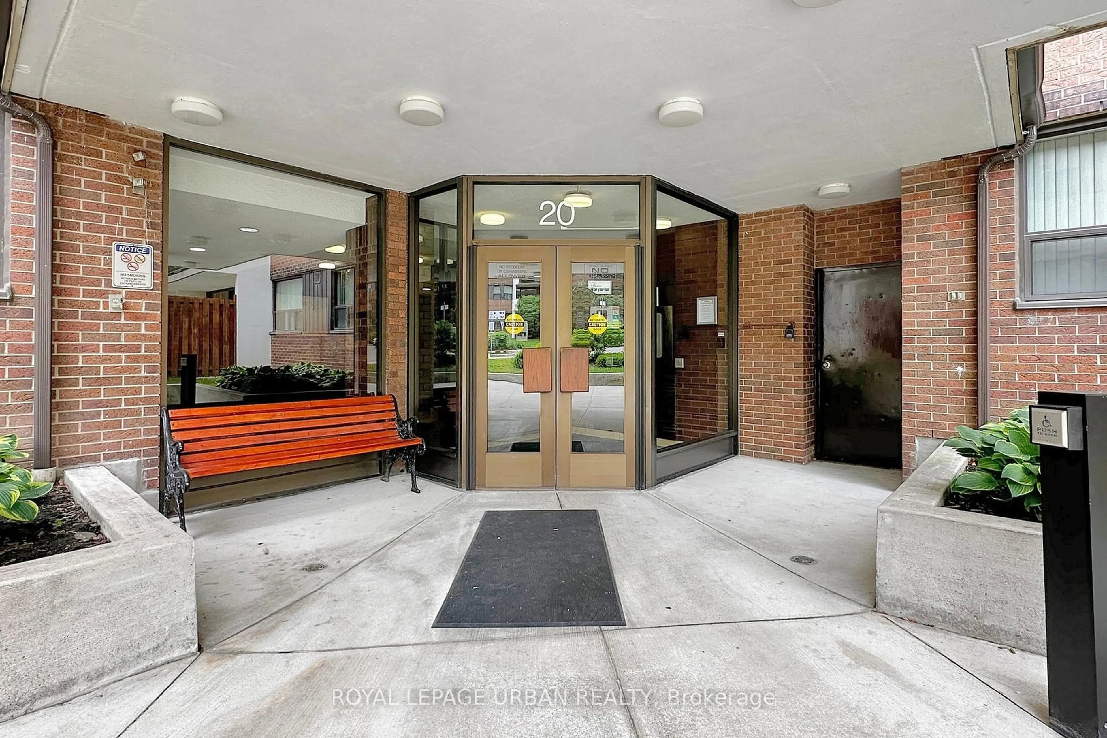 Indoor foyer for 20 Sunrise Ave #102, Toronto Ontario M4A 2R2