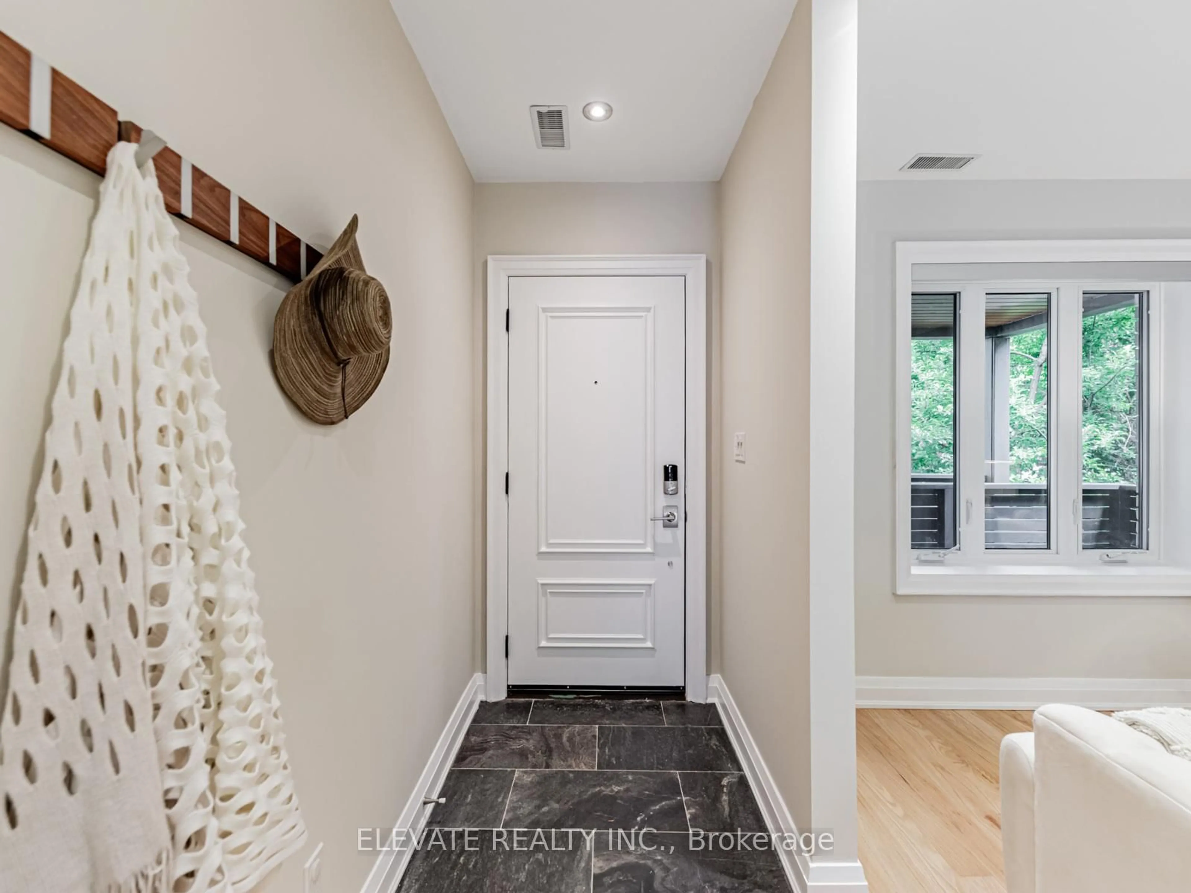 Indoor entryway for 448 Montrose Ave, Toronto Ontario M6G 3H1