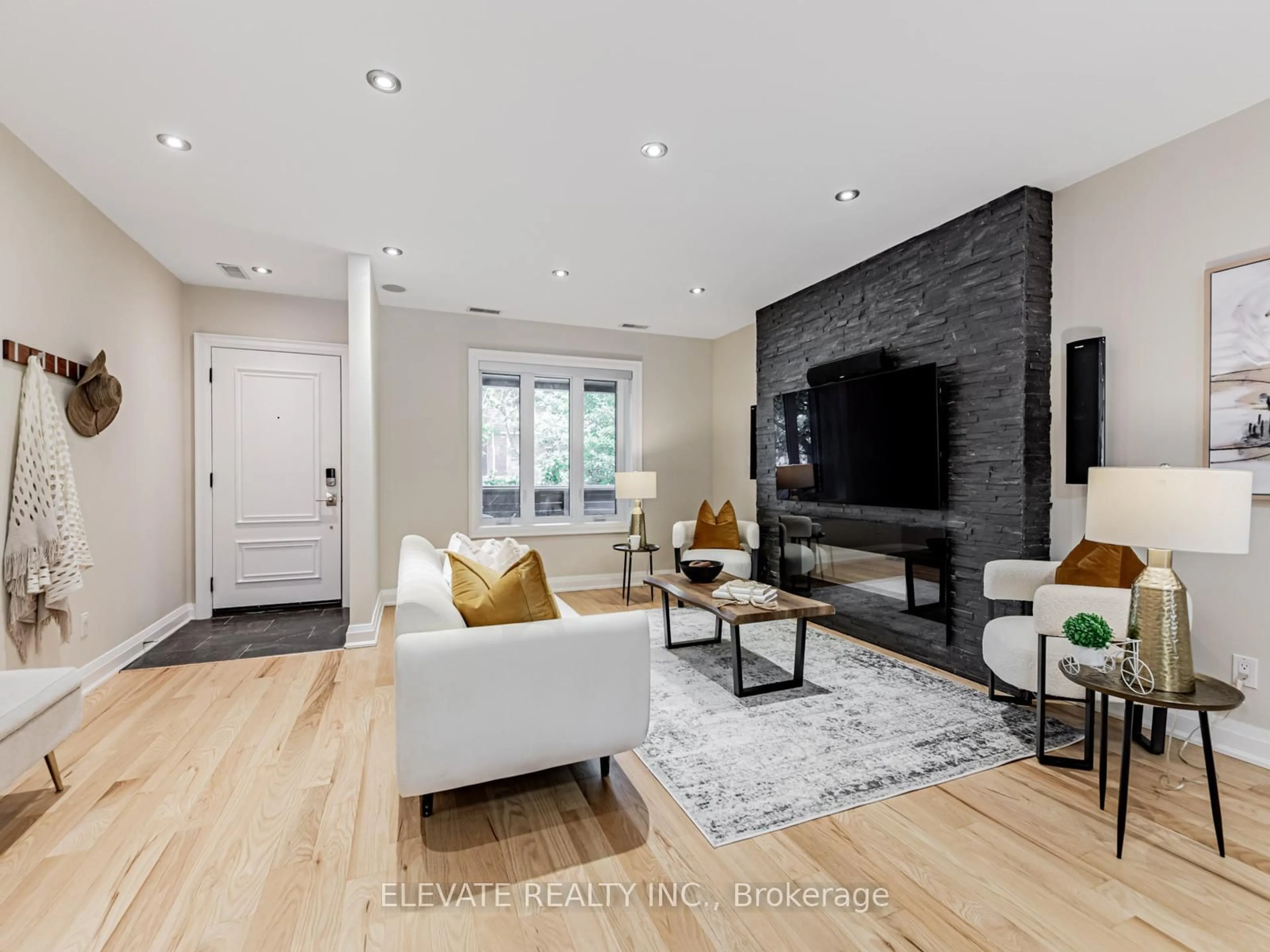 Living room with furniture, unknown for 448 Montrose Ave, Toronto Ontario M6G 3H1