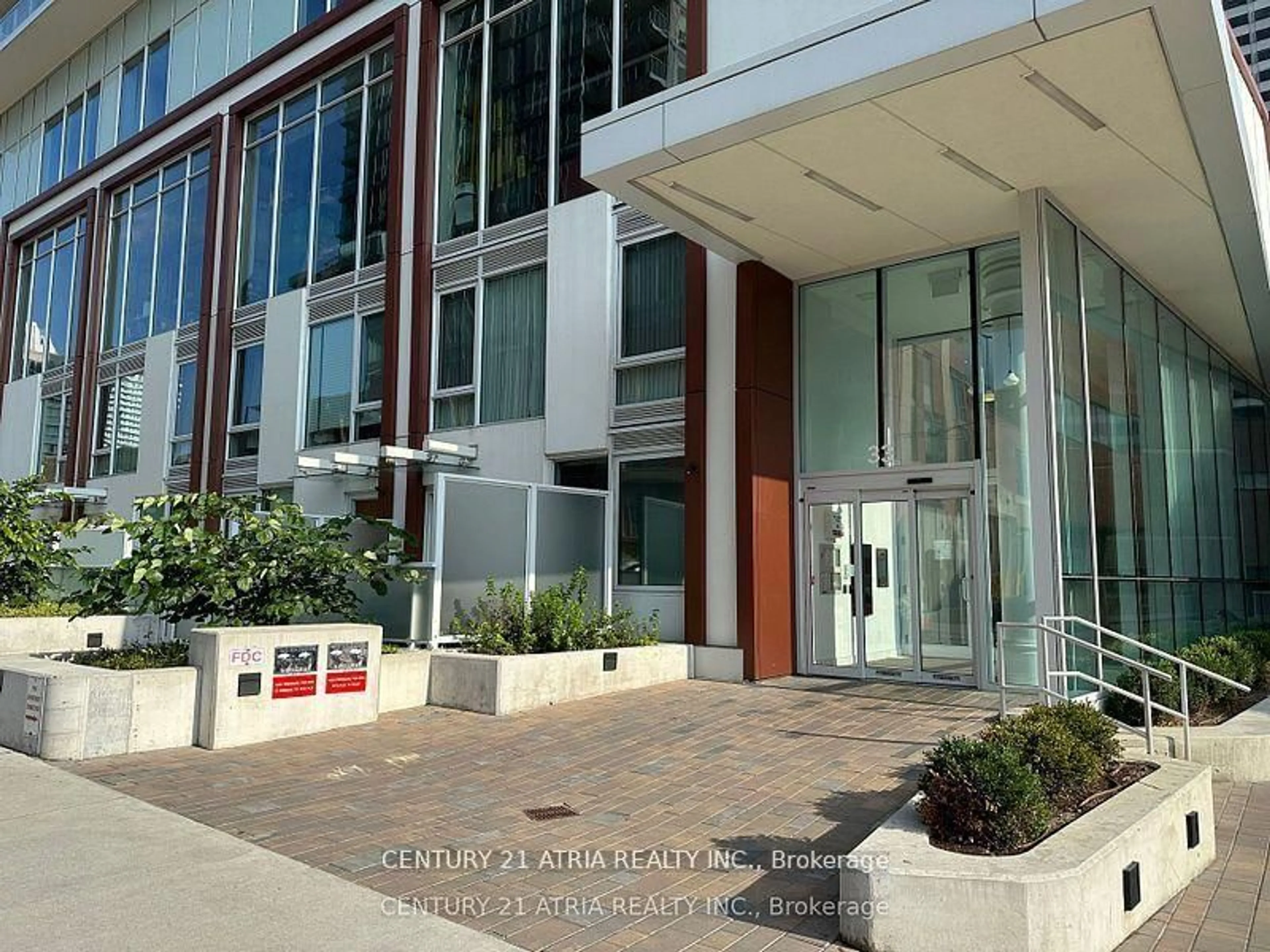 Indoor foyer for 33 Helendale Ave #609, Toronto Ontario M4R 0A4