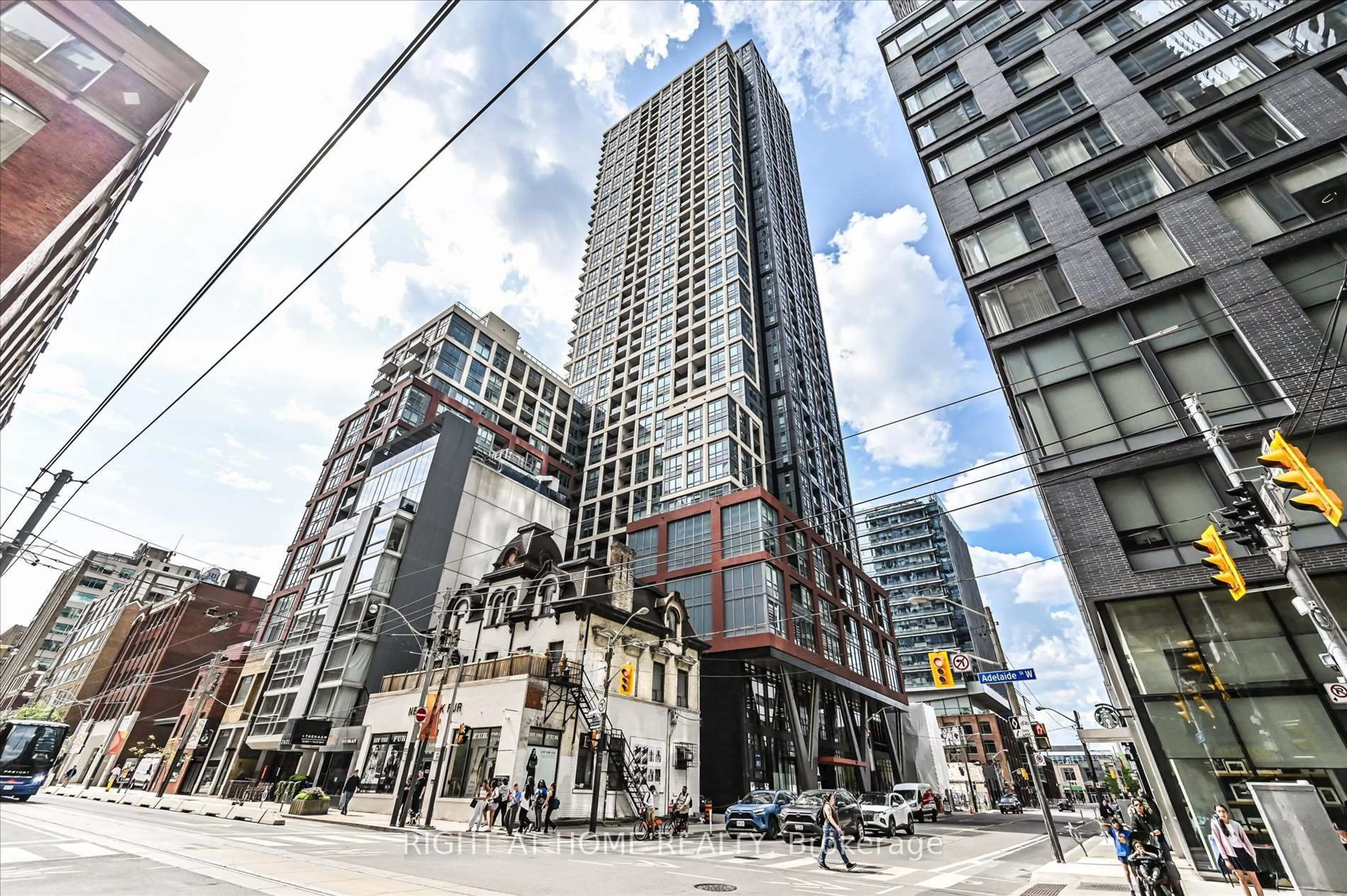 Patio, street for 108 Peter St #825, Toronto Ontario M5V 0W2