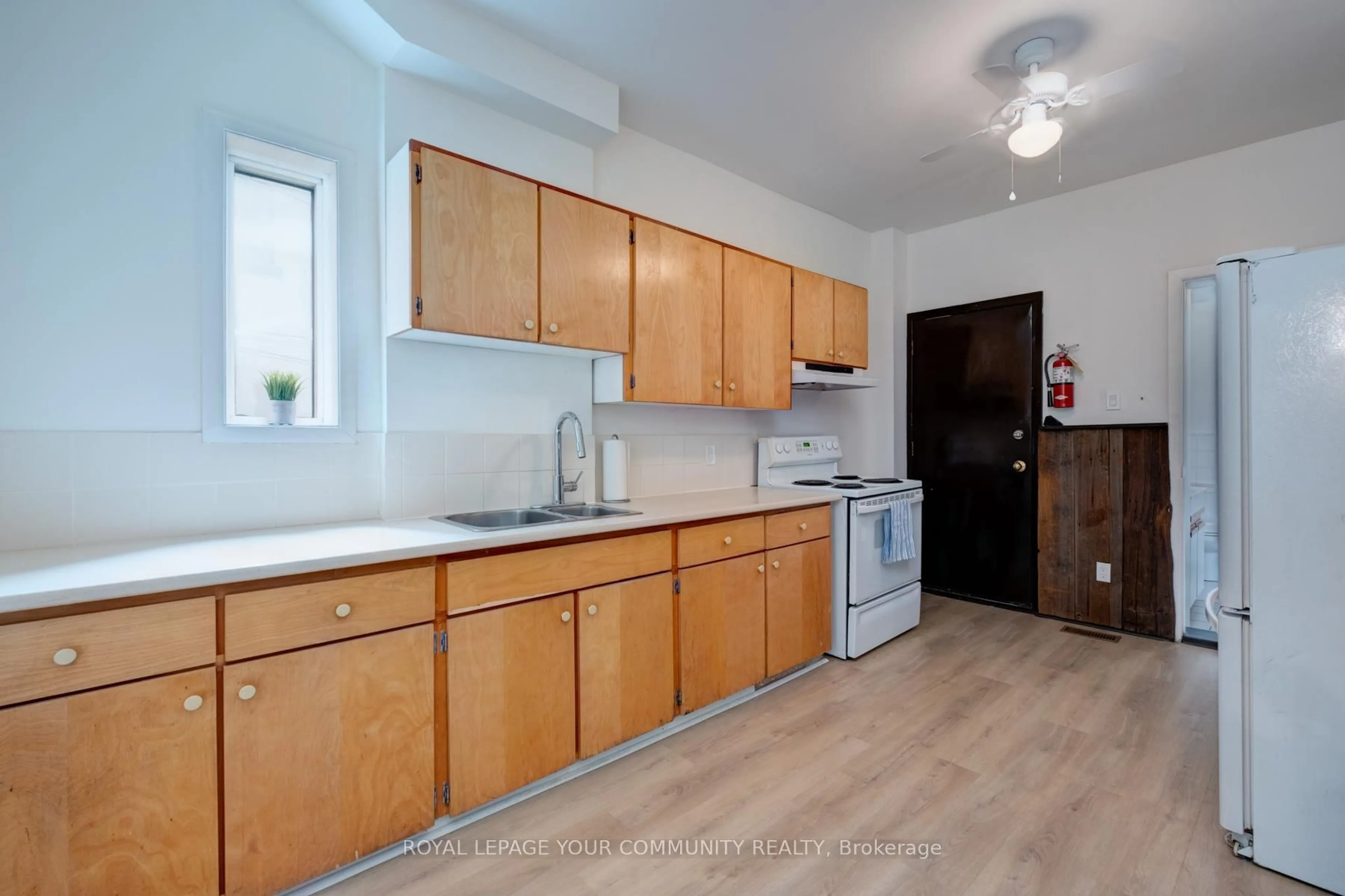 Standard kitchen, unknown for 356 Dupont St, Toronto Ontario M5R 1V9