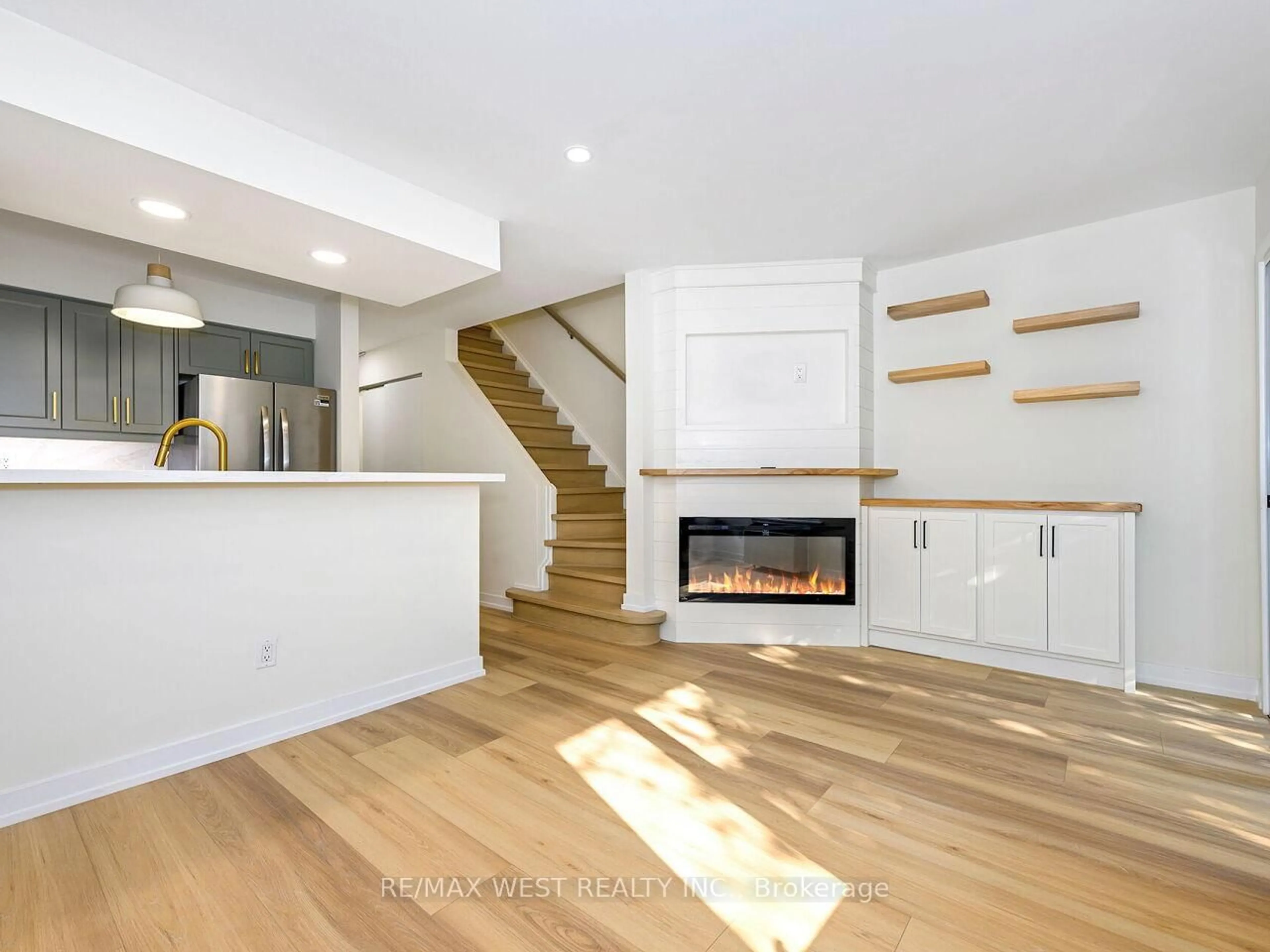 Open concept kitchen, wood/laminate floor for 801 King St ##12 B, Toronto Ontario M5V 3C9