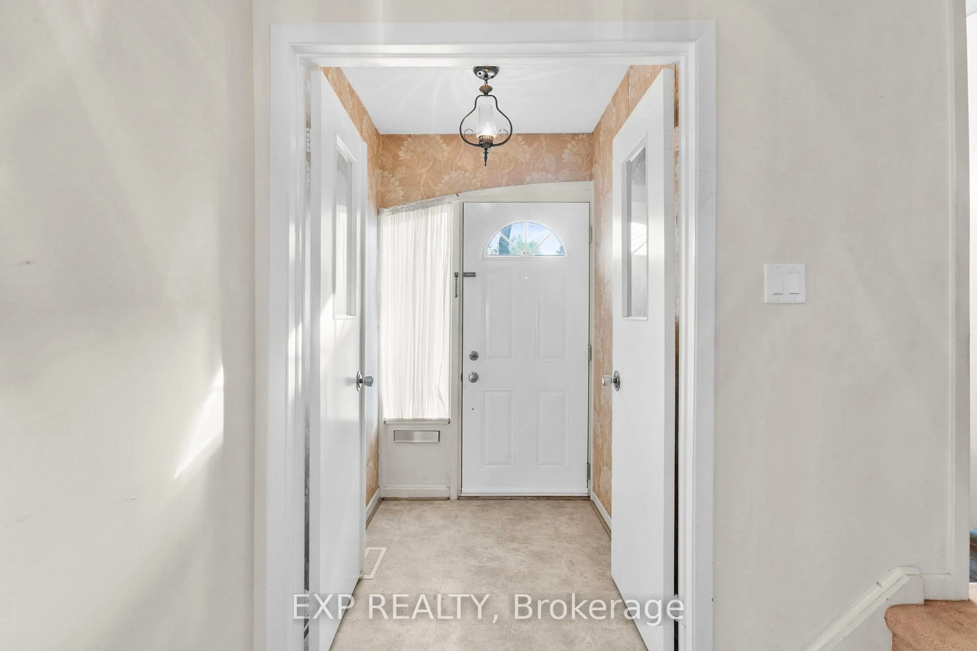 Indoor entryway for 108 Flaming Rose Way, Toronto Ontario M2N 5W8