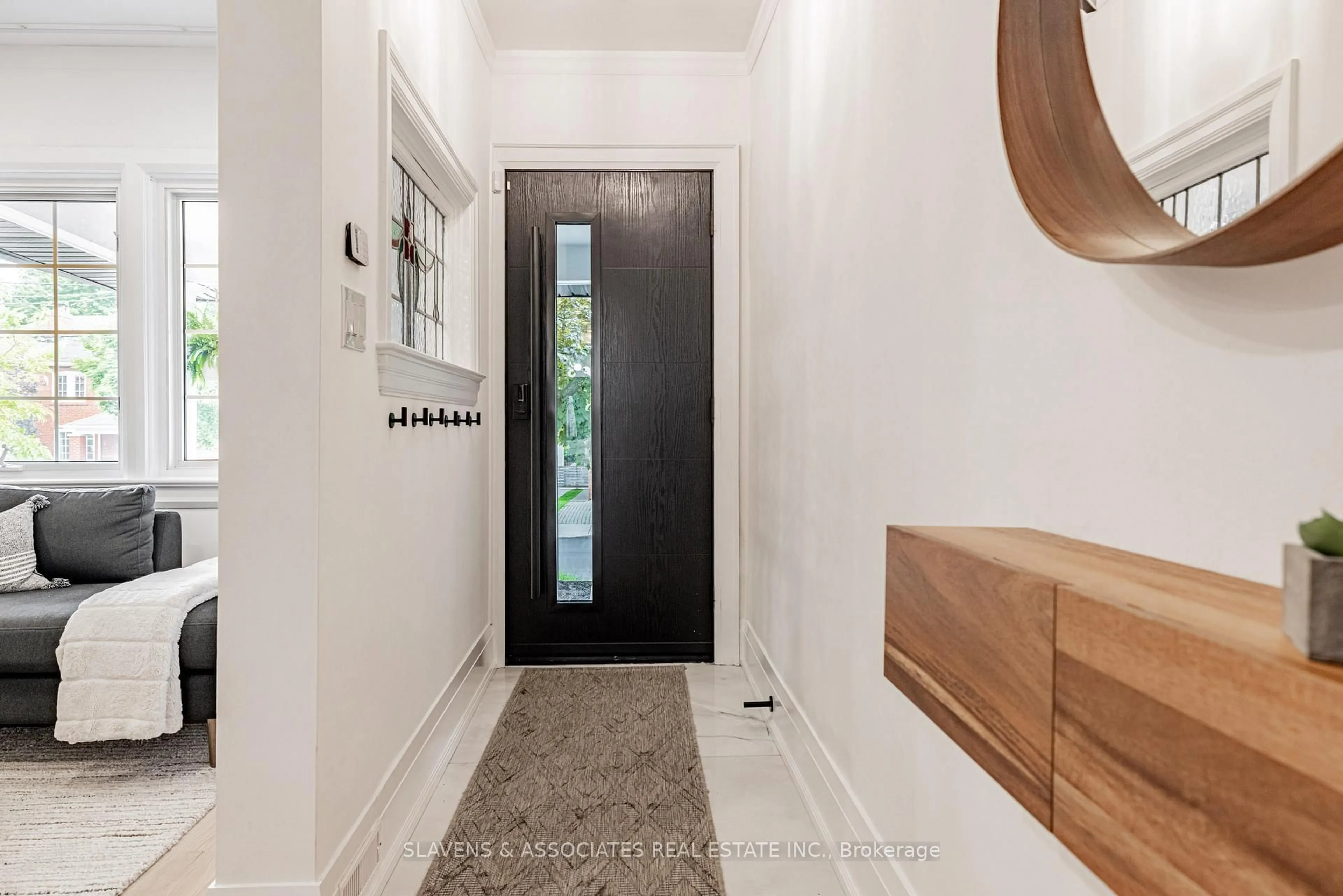 Indoor entryway for 188 Fairlawn Ave, Toronto Ontario M5M 1S8