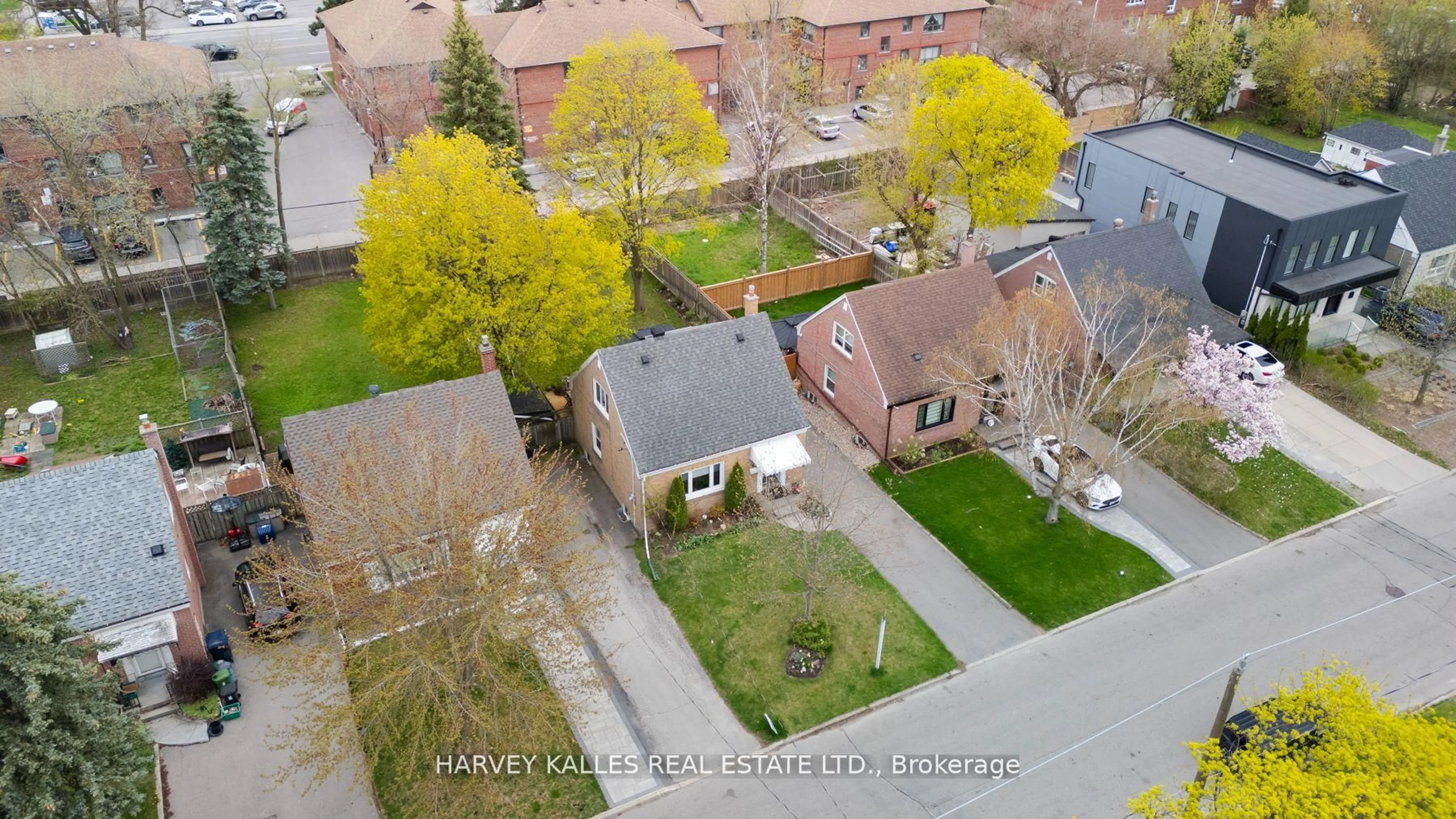 A pic from outside/outdoor area/front of a property/back of a property/a pic from drone, street for 89 Charleswood Dr, Toronto Ontario M3H 1X5