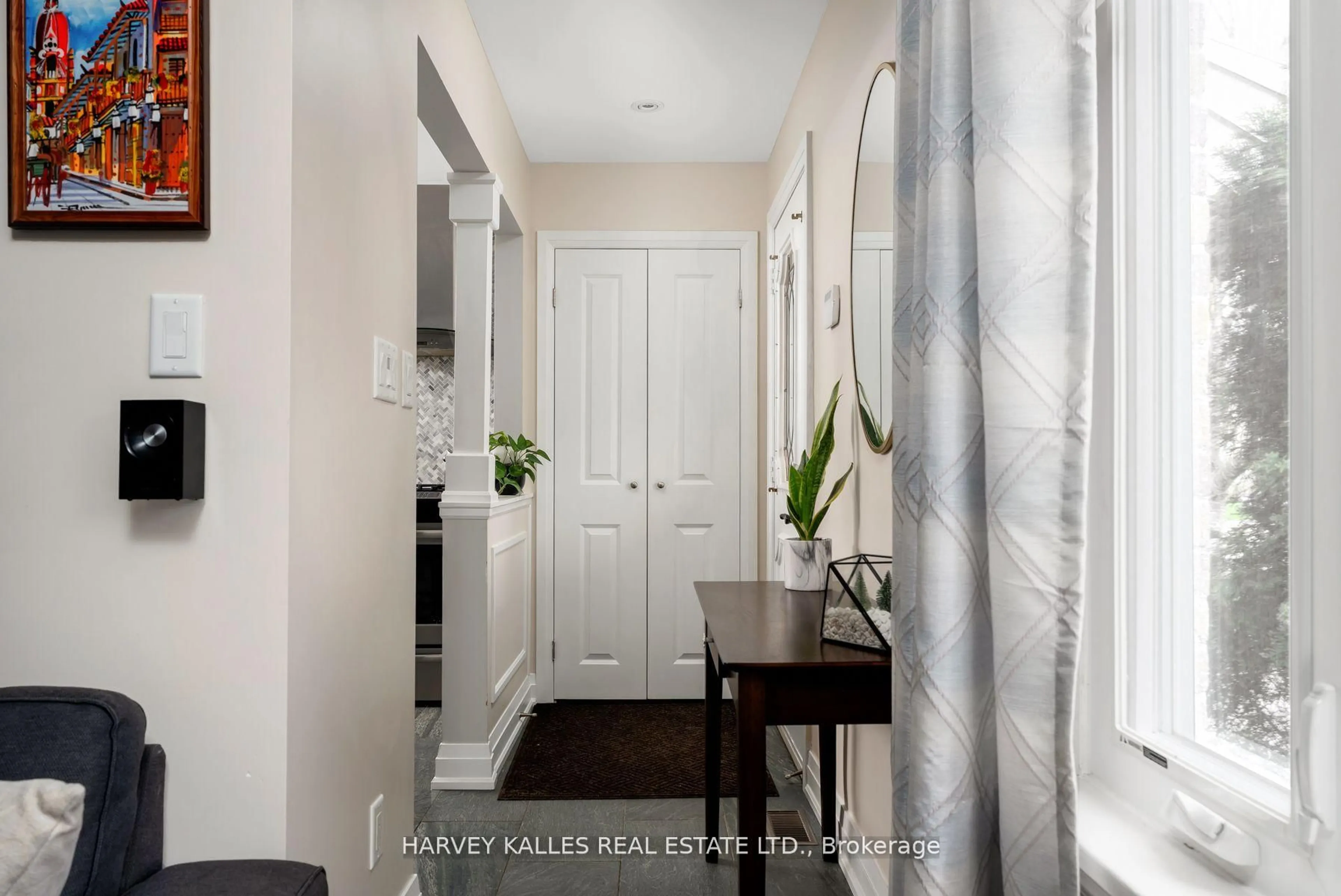 Indoor entryway for 89 Charleswood Dr, Toronto Ontario M3H 1X5