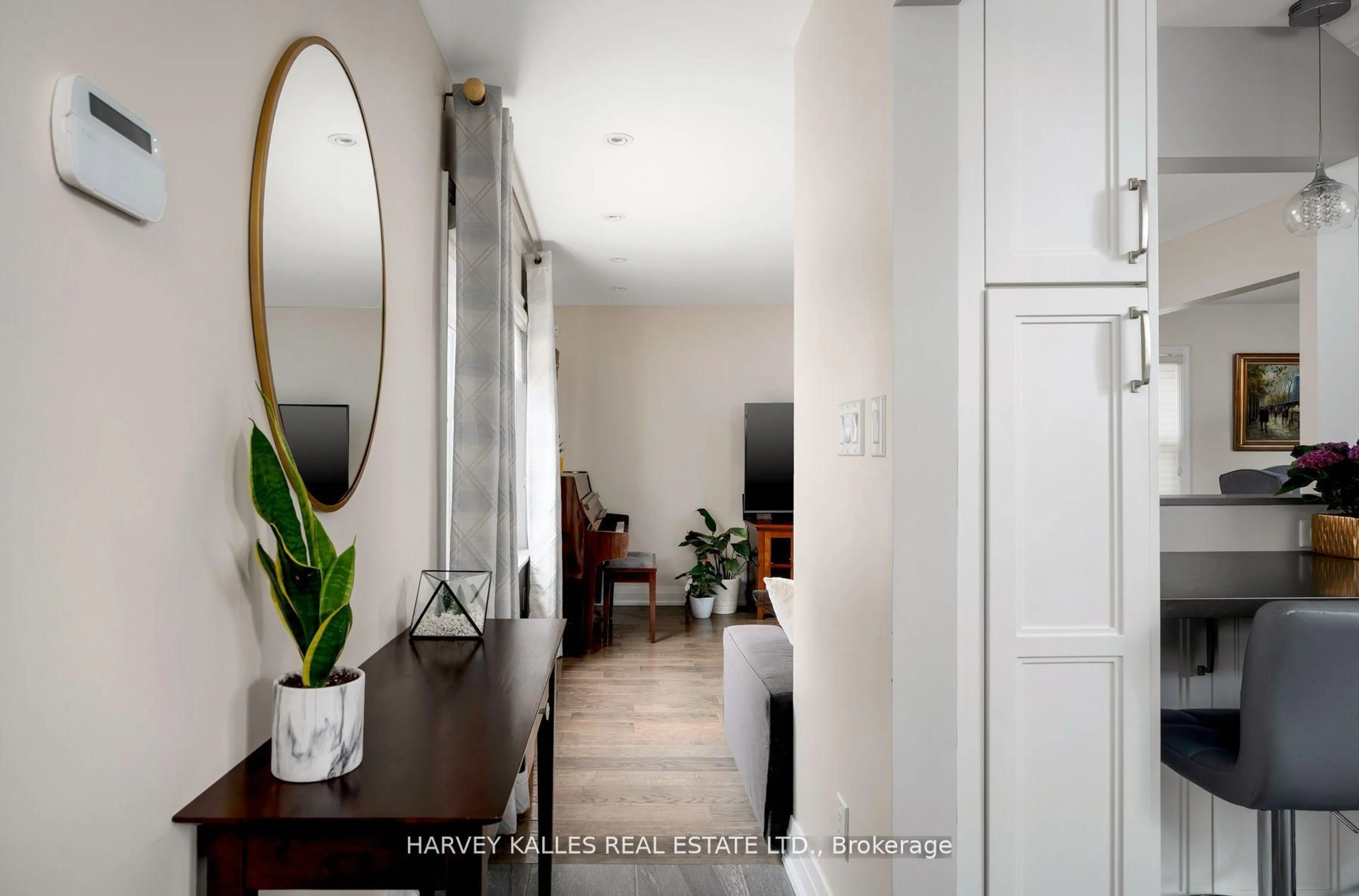 Indoor entryway for 89 Charleswood Dr, Toronto Ontario M3H 1X5