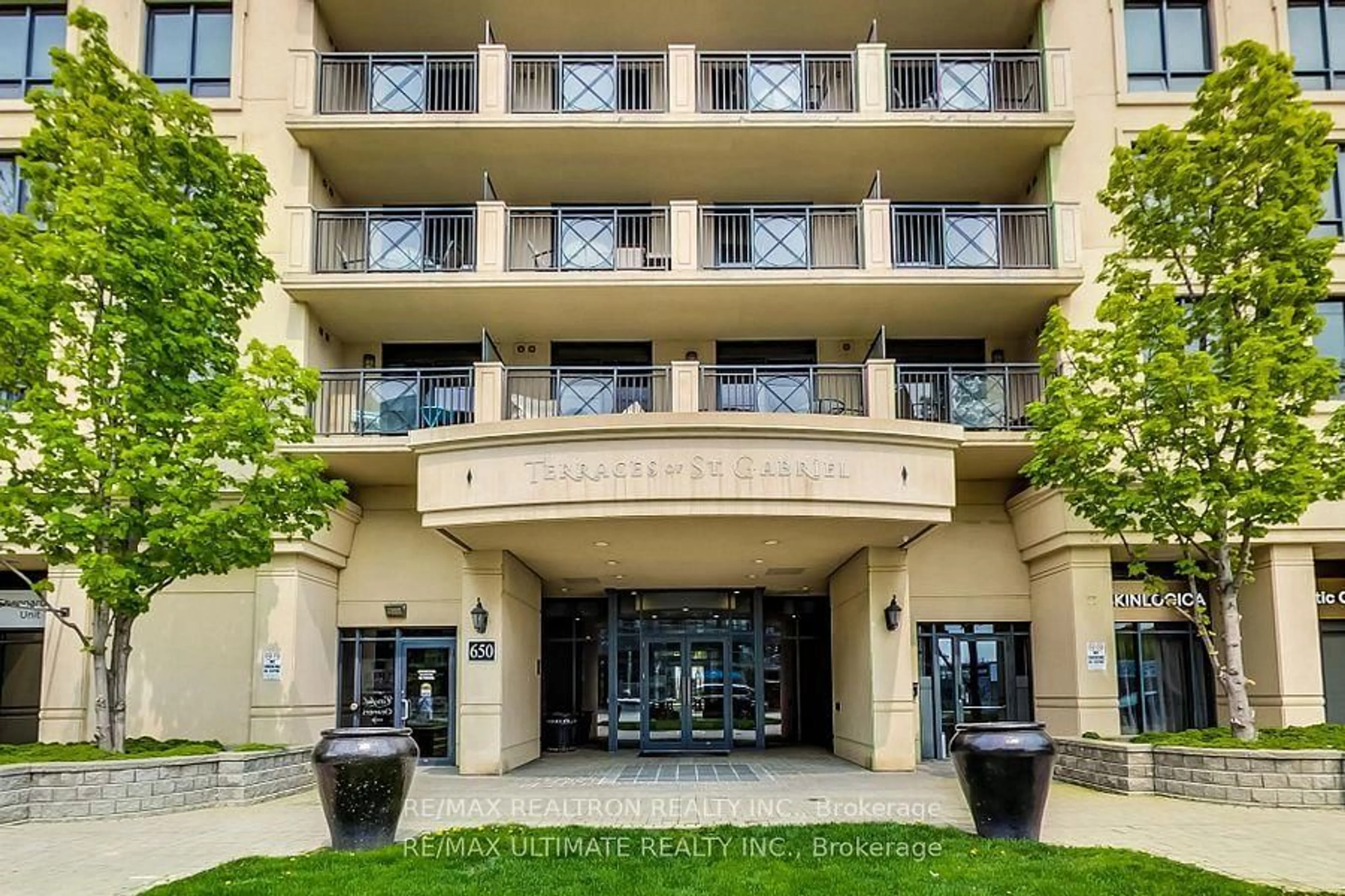 Indoor foyer for 650 Sheppard Ave #401, Toronto Ontario M2K 3E4