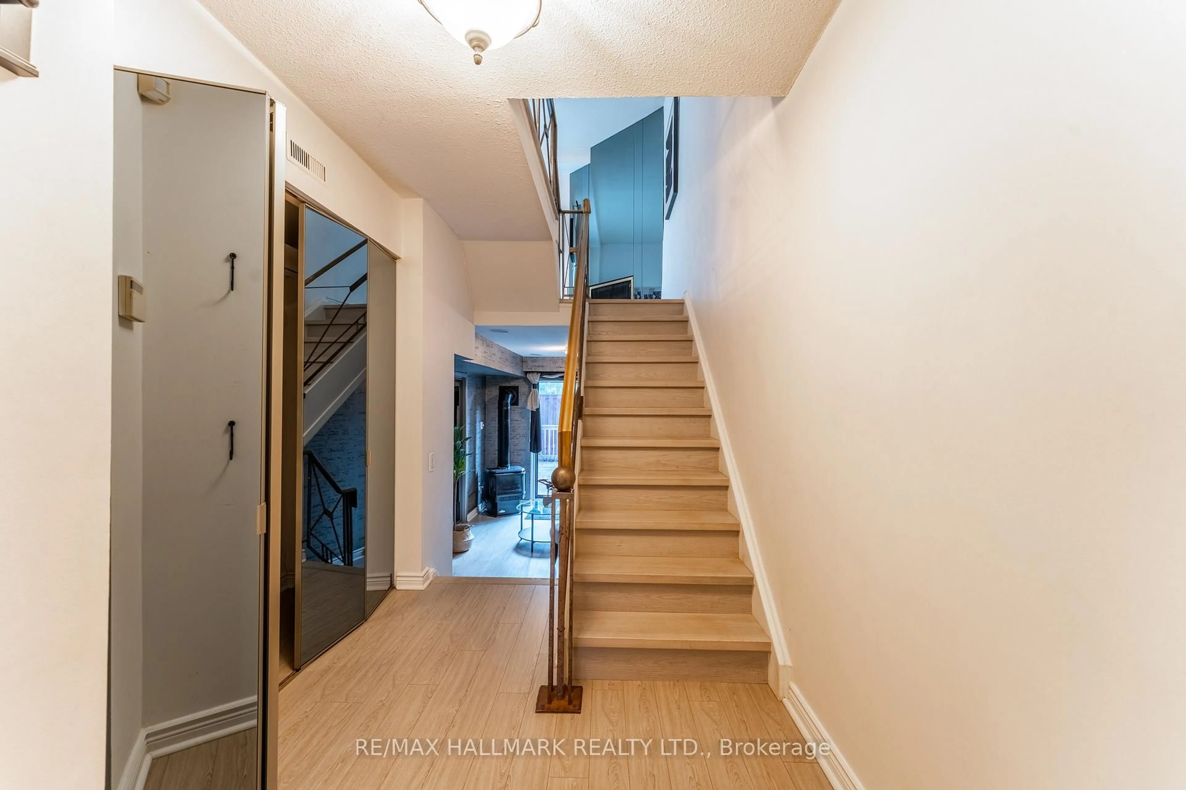 Indoor foyer for 60 Bards Walkway, Toronto Ontario M2J 4T9