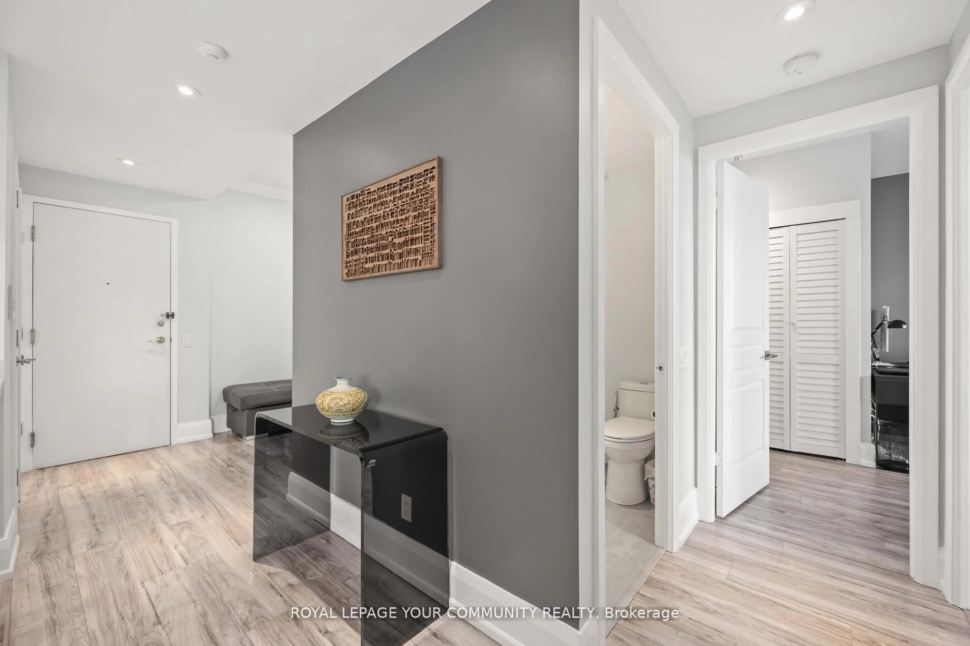 Indoor entryway for 5 Northtown Way #2213, Toronto Ontario M2N 7A1
