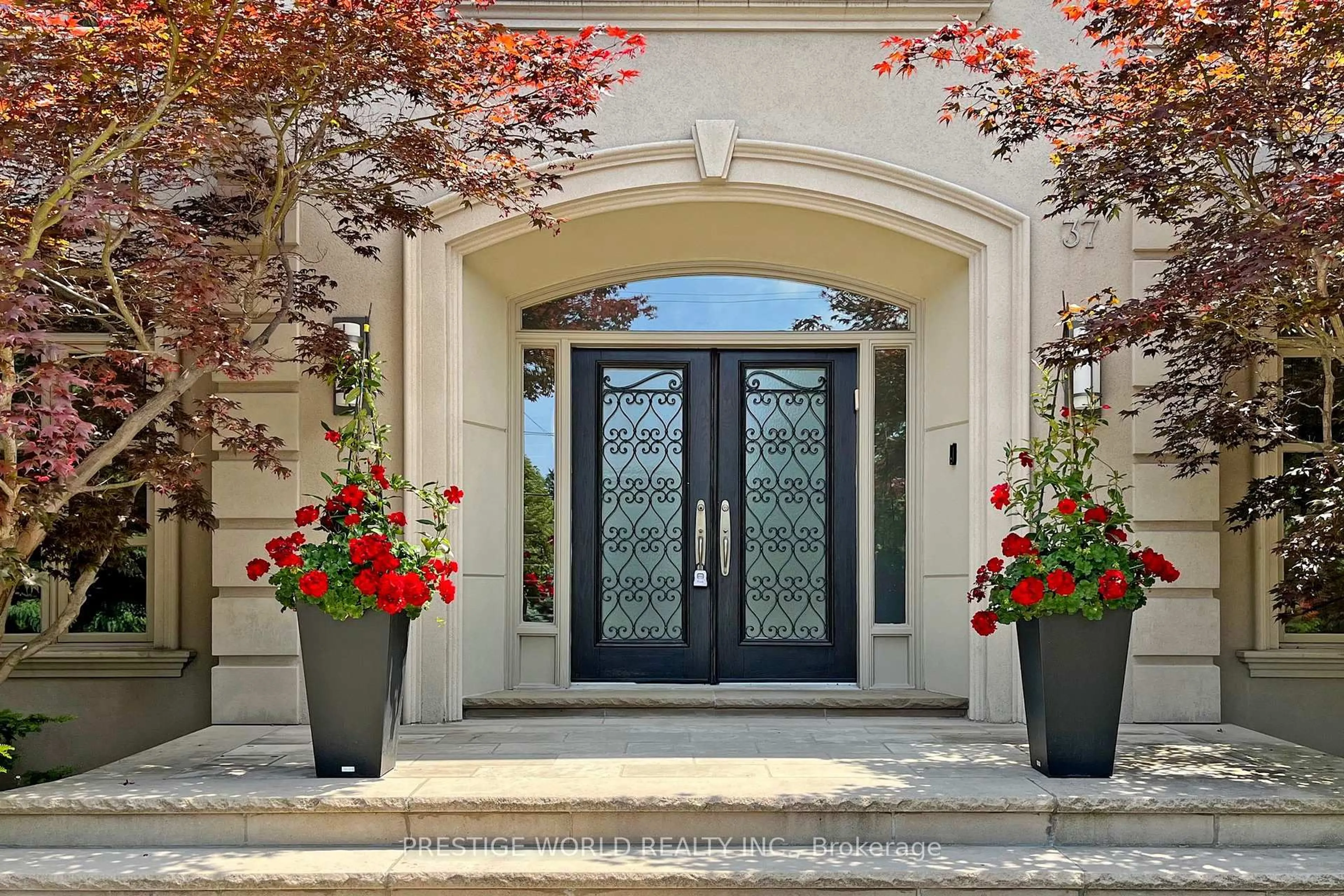 Indoor entryway for 37 Rollscourt Dr, Toronto Ontario M2L 1X6