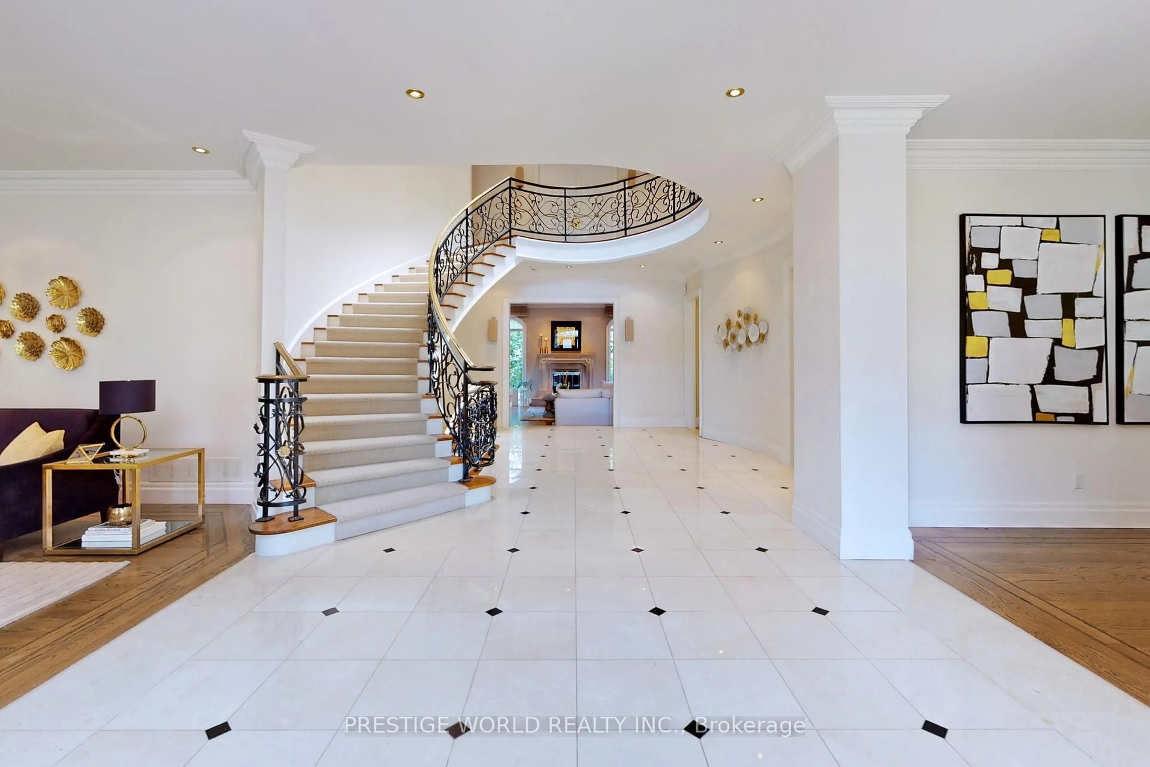 Indoor foyer for 37 Rollscourt Dr, Toronto Ontario M2L 1X6