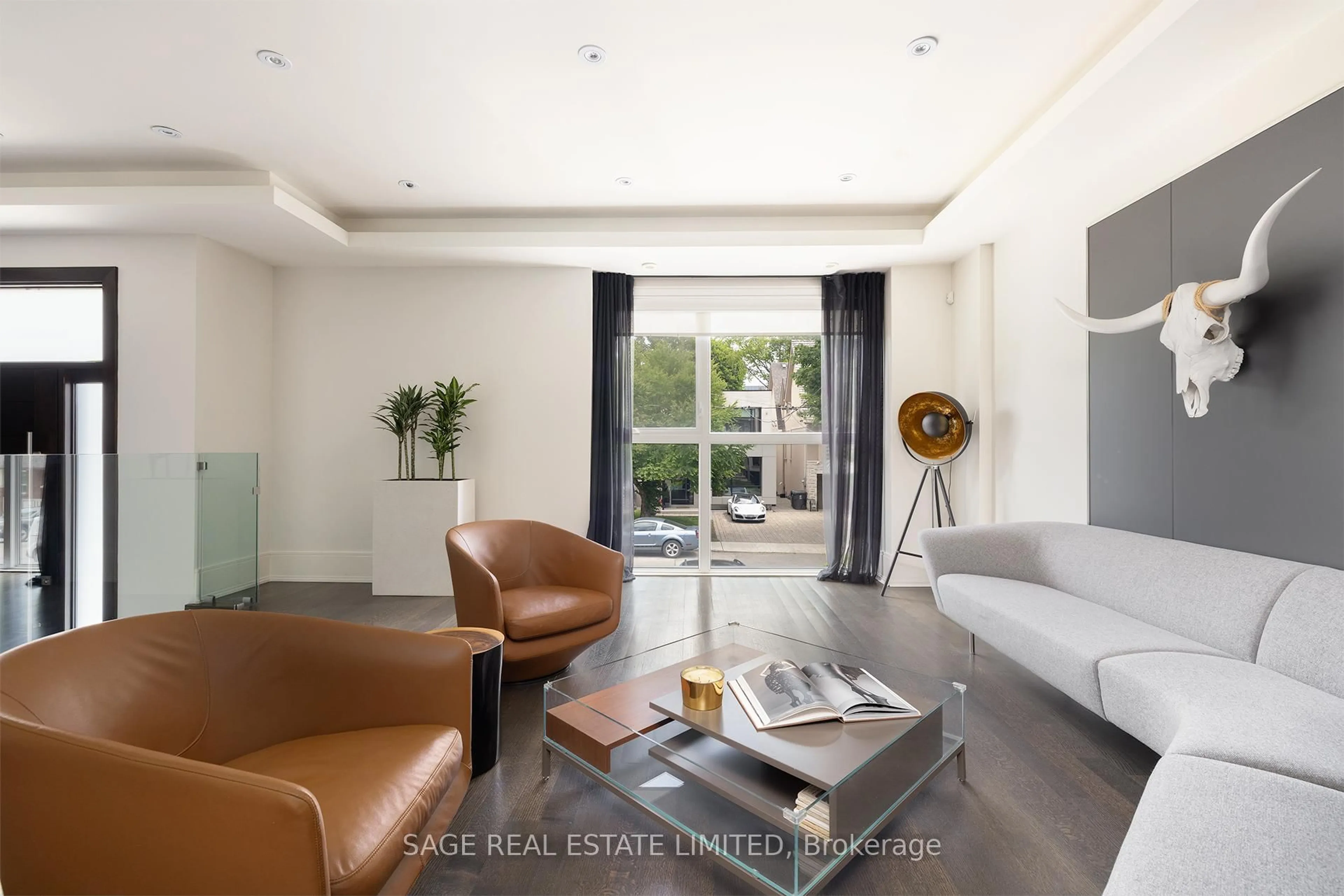 Living room with furniture, unknown for 40 Hoyle Ave, Toronto Ontario M4S 2X6