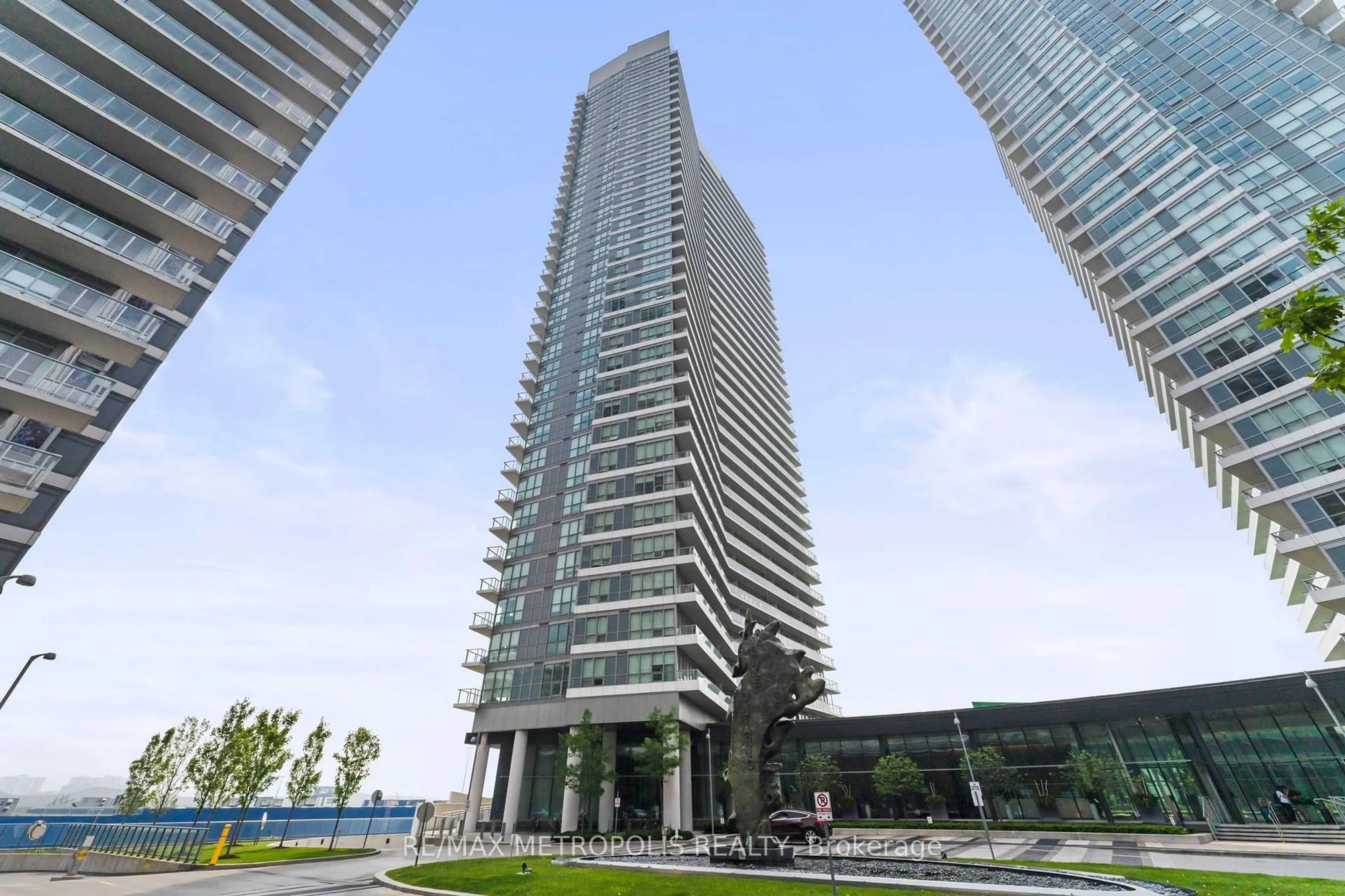 Indoor foyer for 117 McMahon Dr #SPH11, Toronto Ontario M2K 0E4